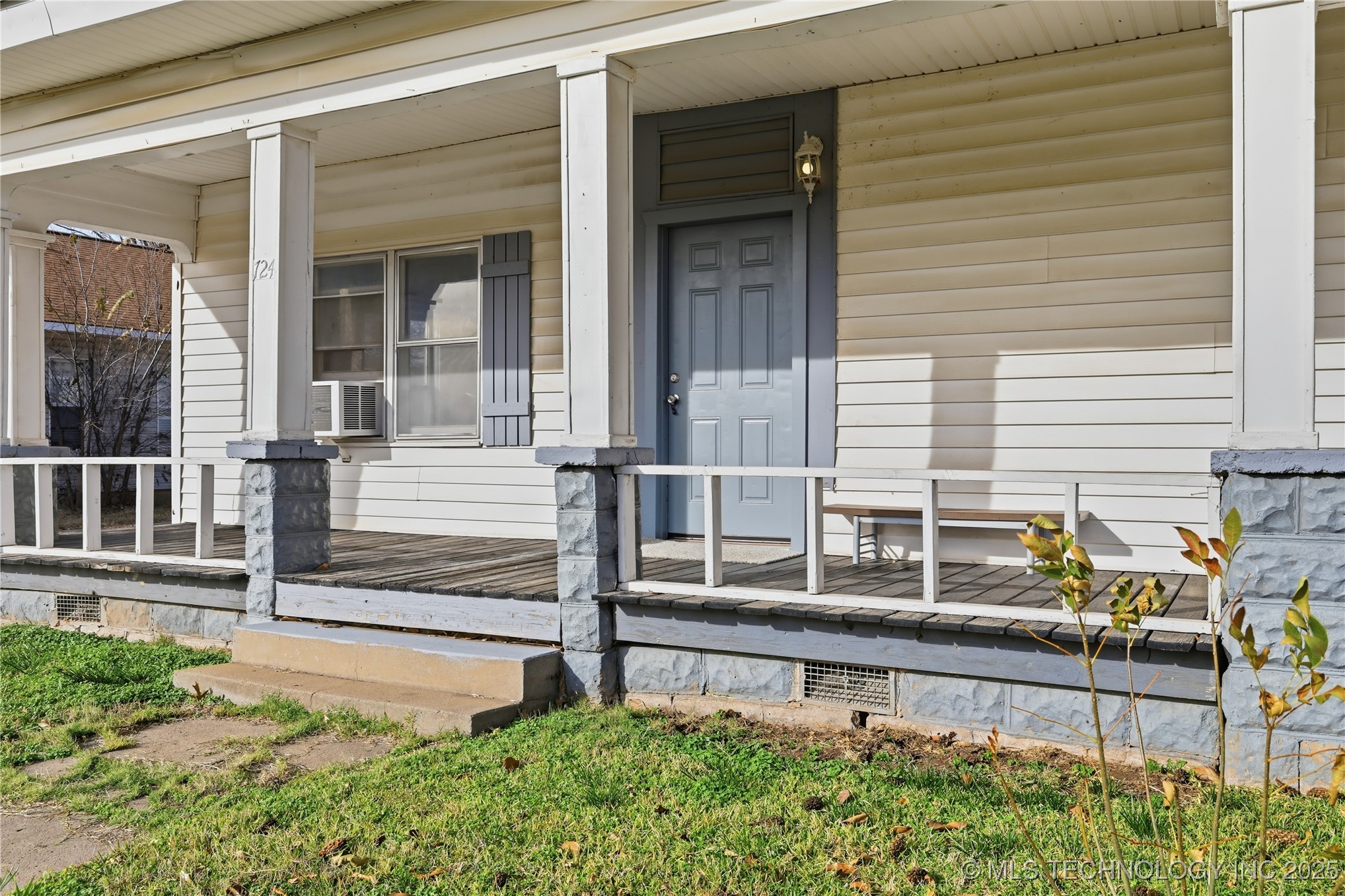 724 E Moses Street Property Photo 4