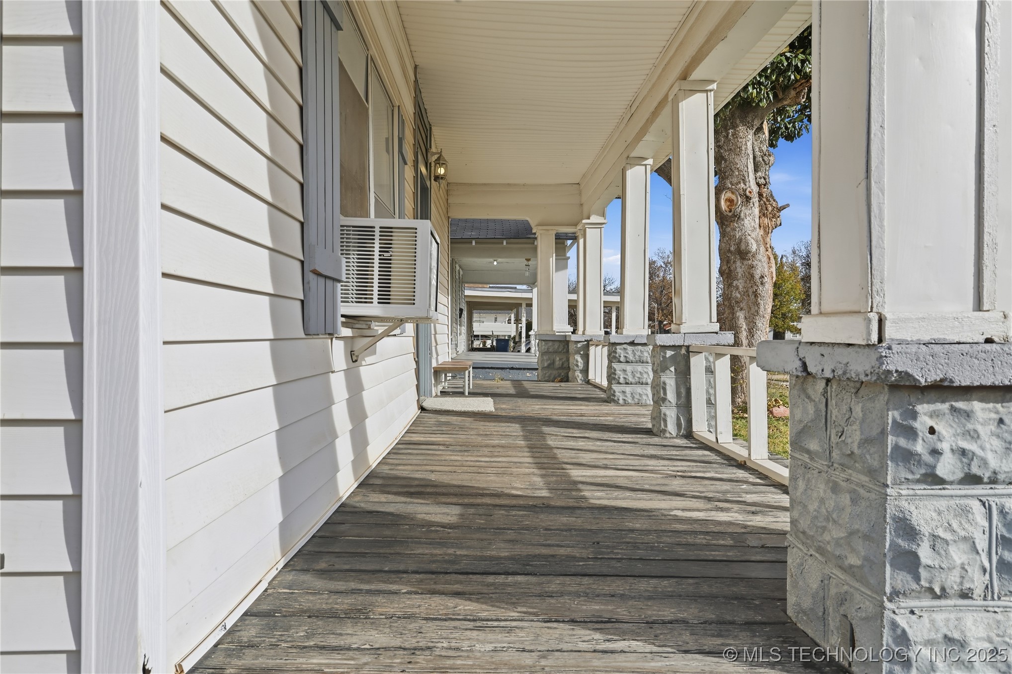 724 E Moses Street Property Photo 5