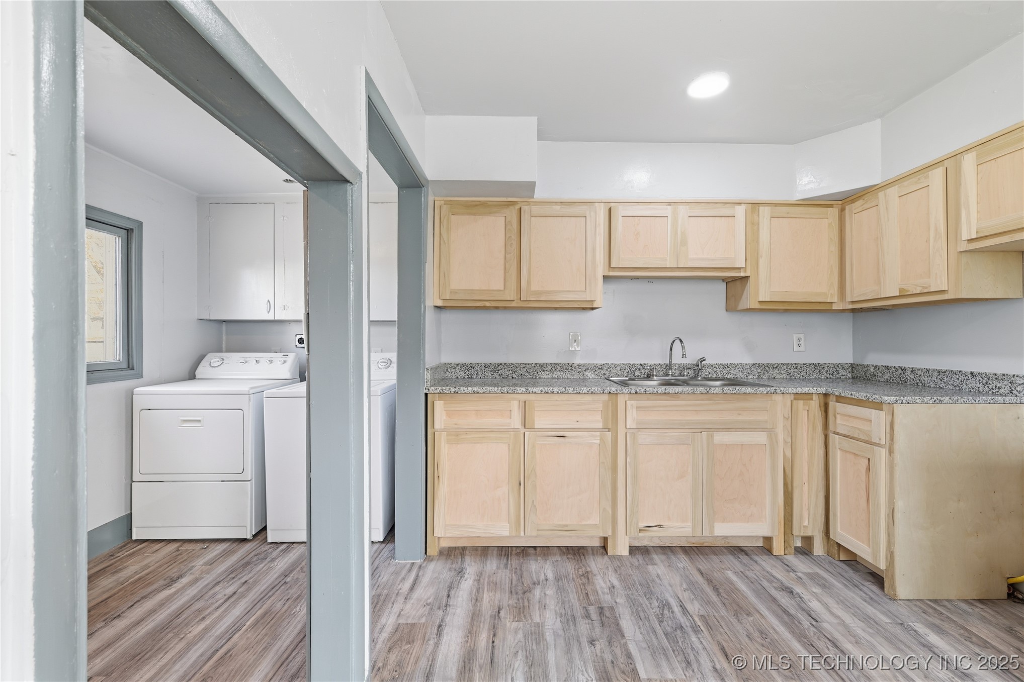 724 E Moses Street Property Photo 8