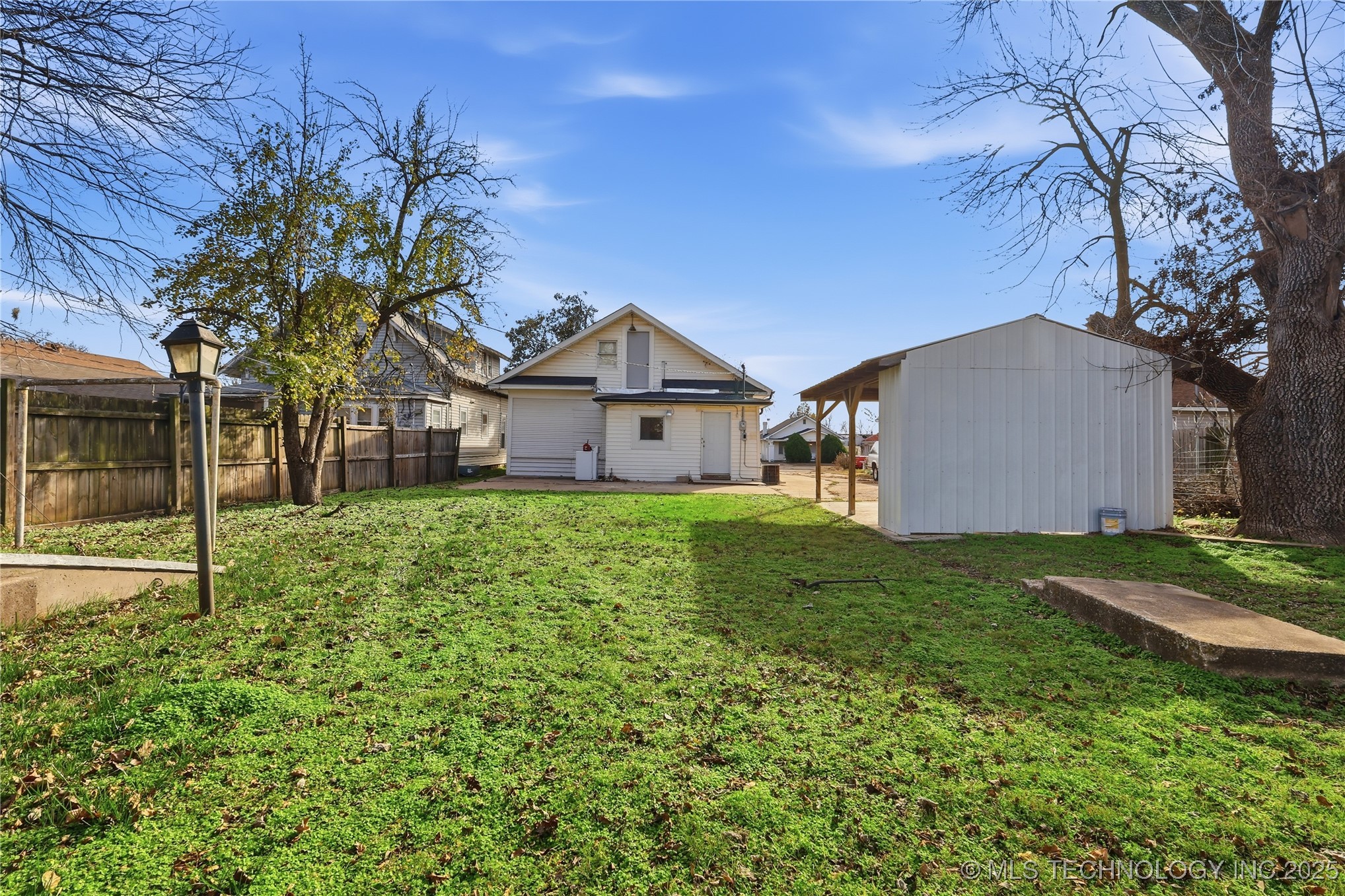 724 E Moses Street Property Photo 24