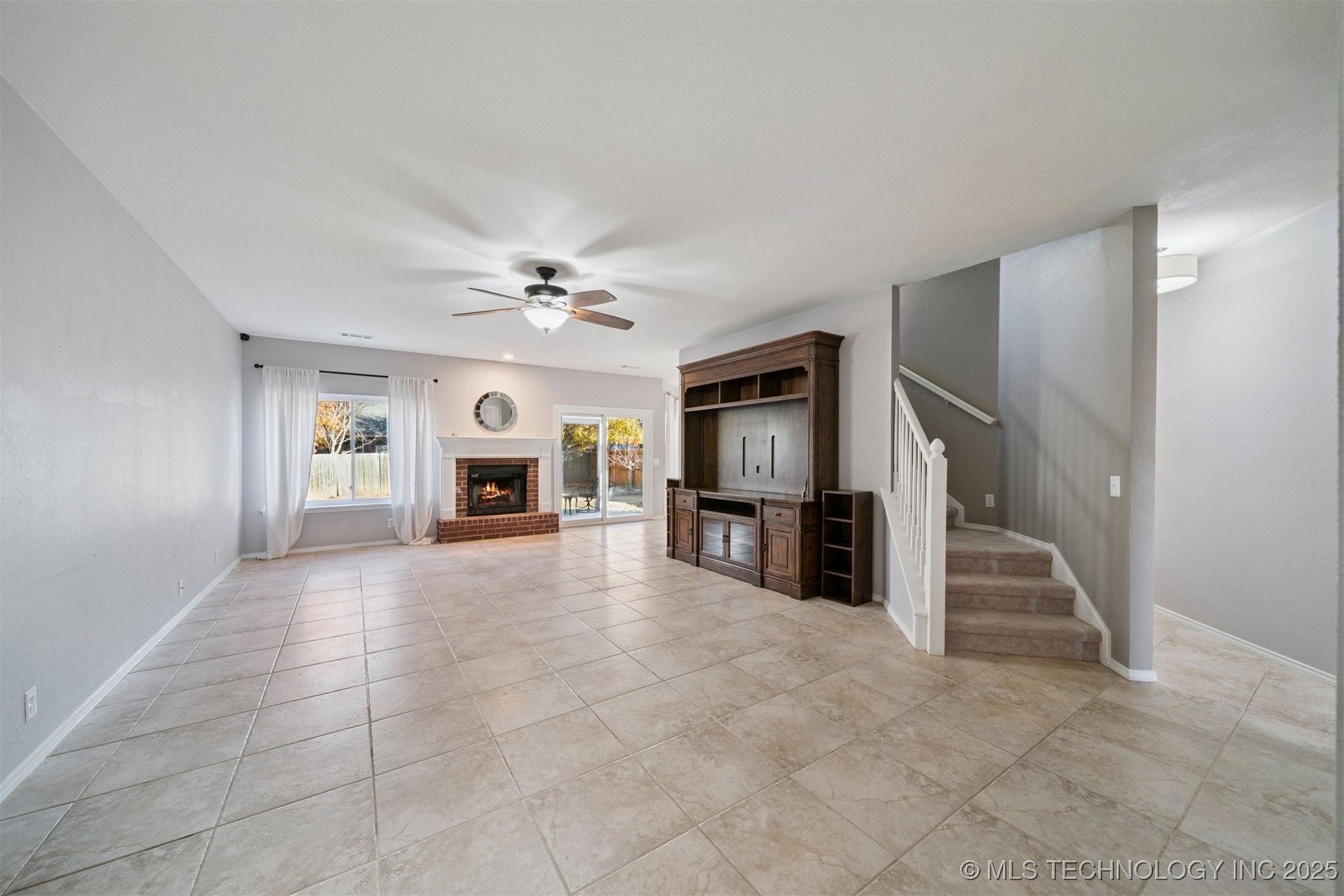 4213 S Redwood Avenue Property Photo 4