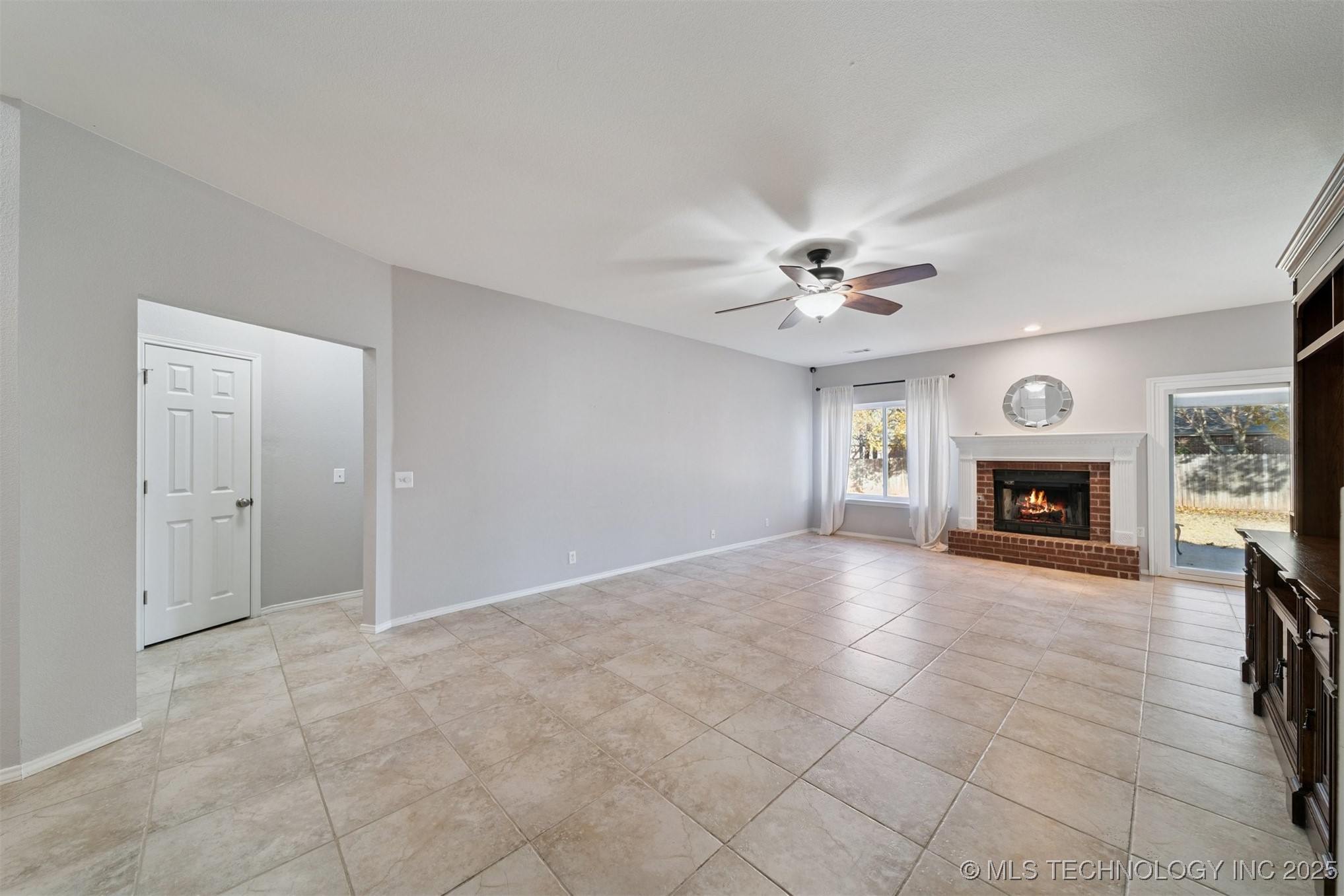 4213 S Redwood Avenue Property Photo 7