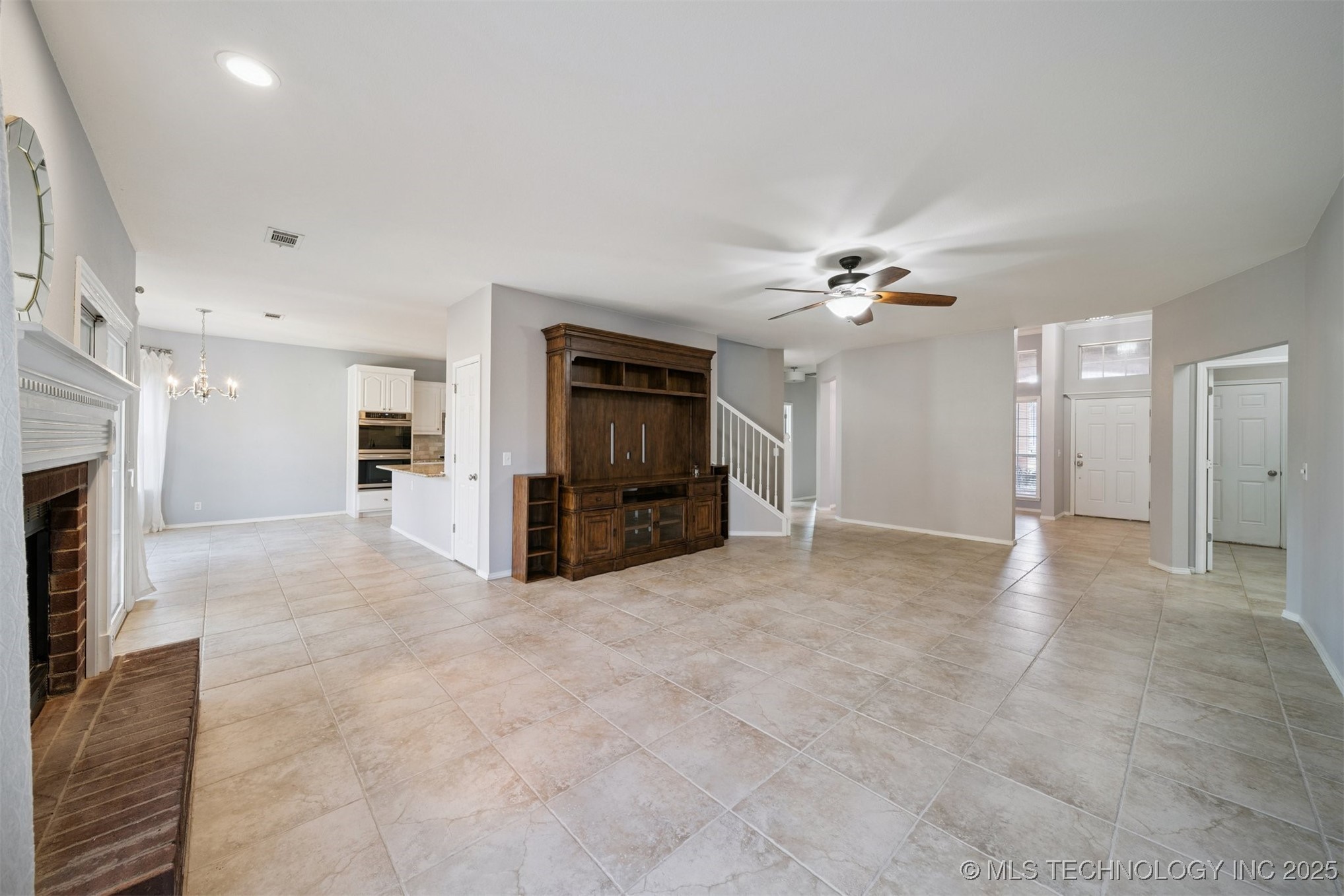 4213 S Redwood Avenue Property Photo 8