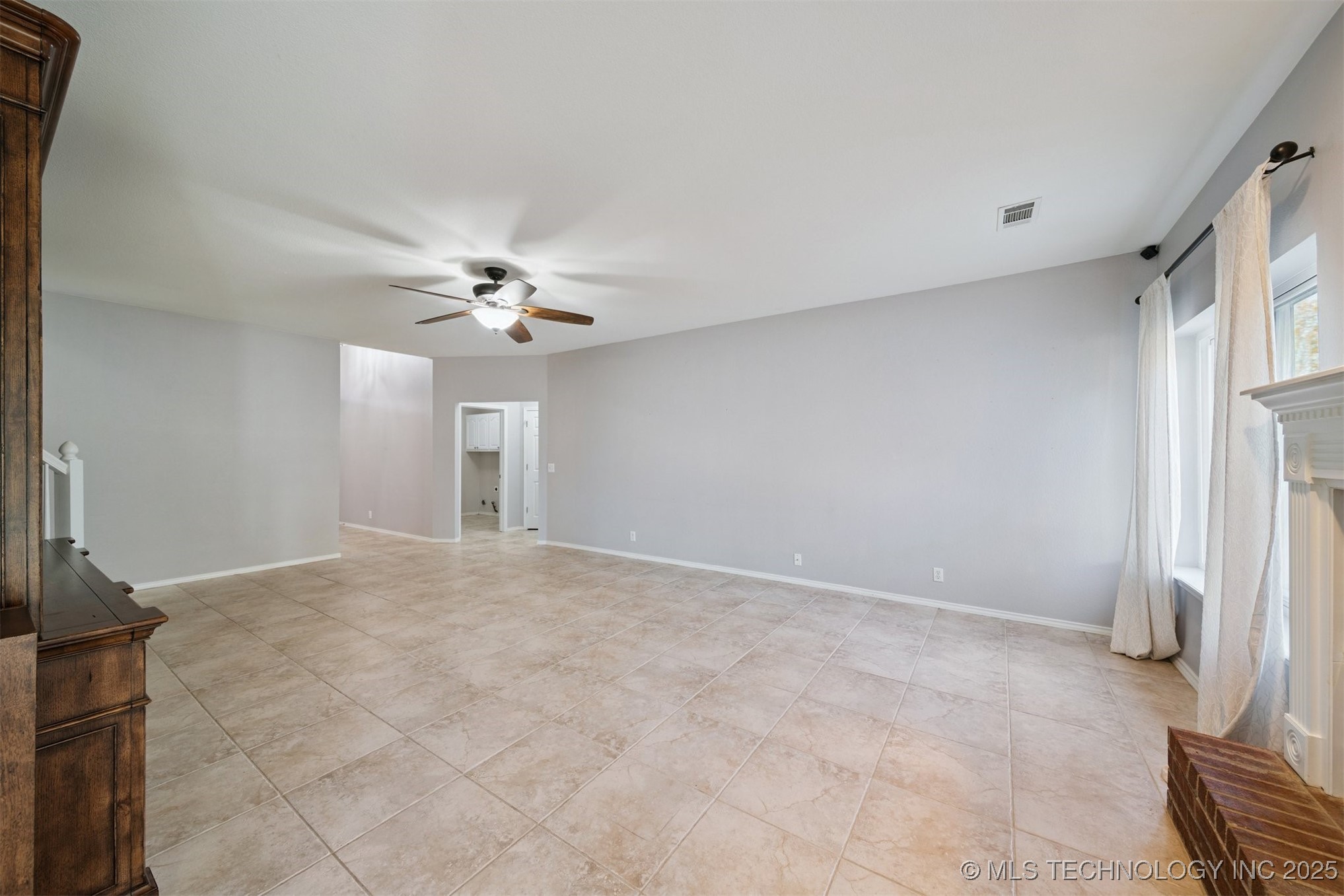 4213 S Redwood Avenue Property Photo 9