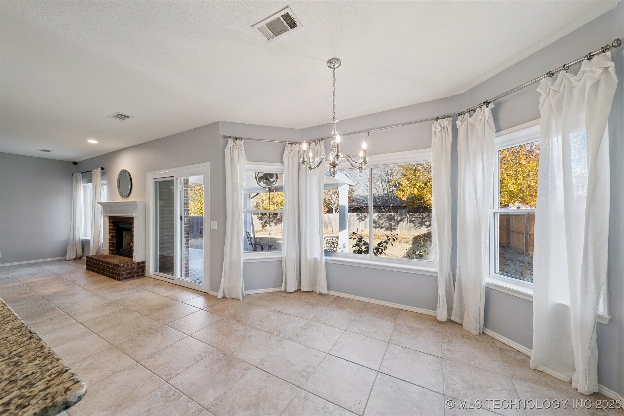 4213 S Redwood Avenue Property Photo 10