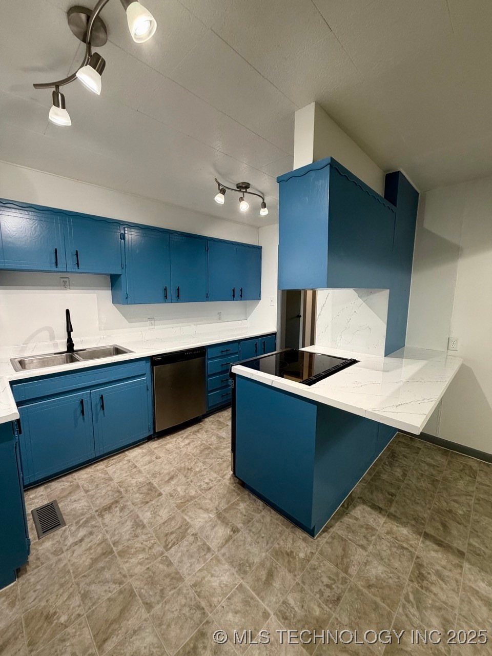 7609 E Oklahoma Place Property Photo 7