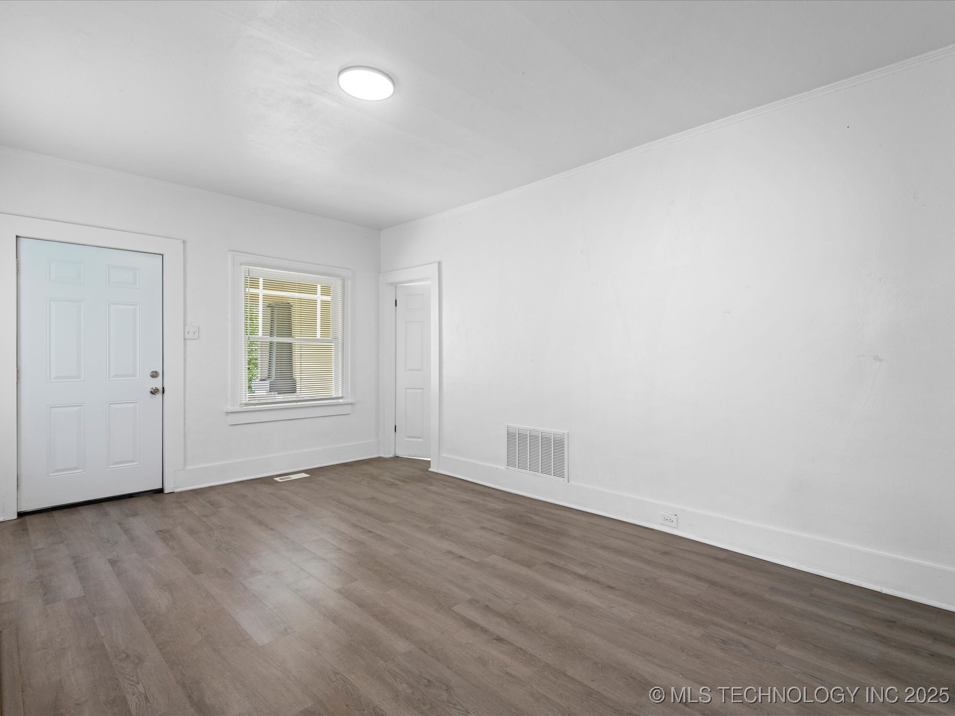 518 E 14th Property Photo 6