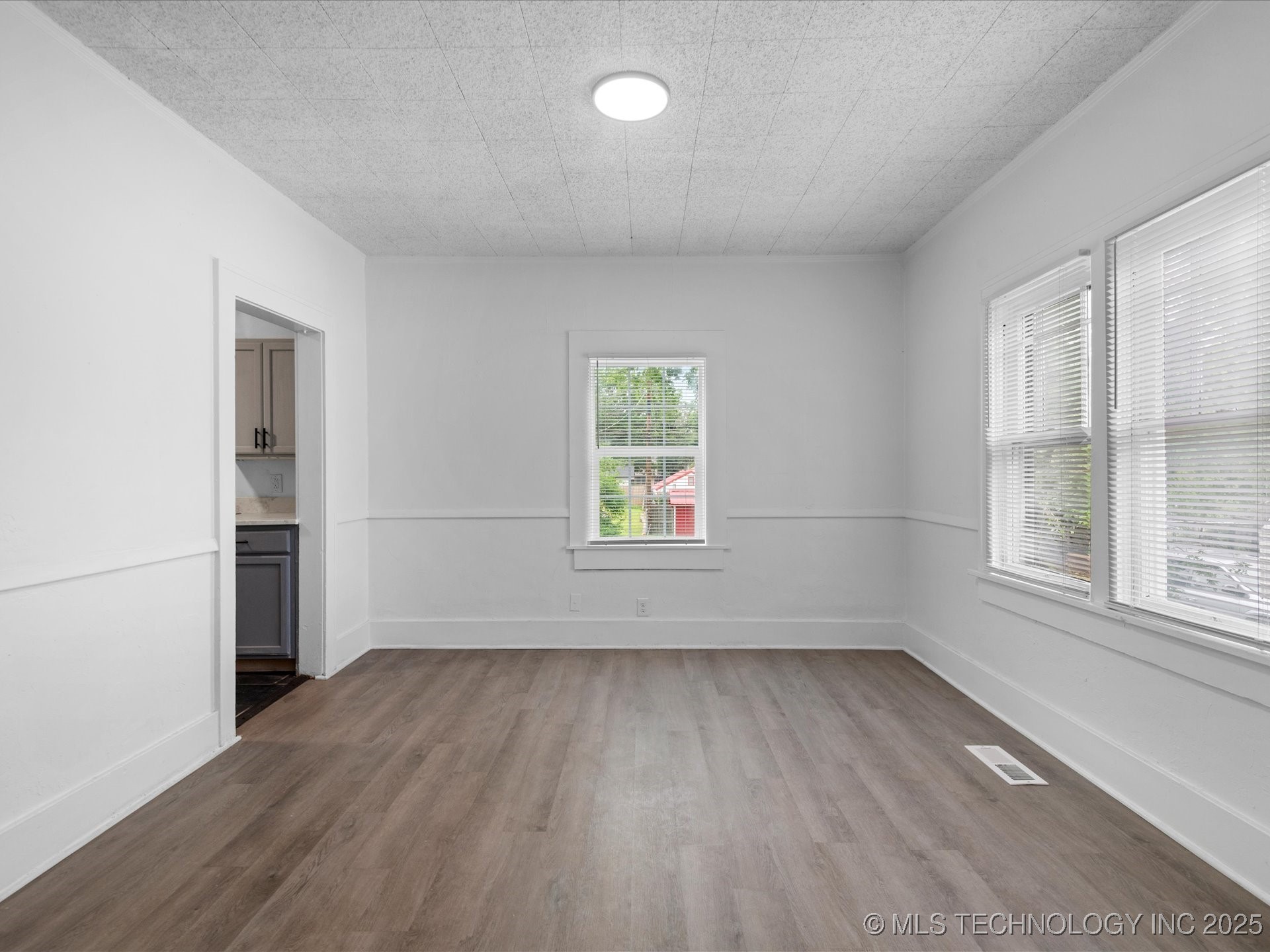 518 E 14th Property Photo 7