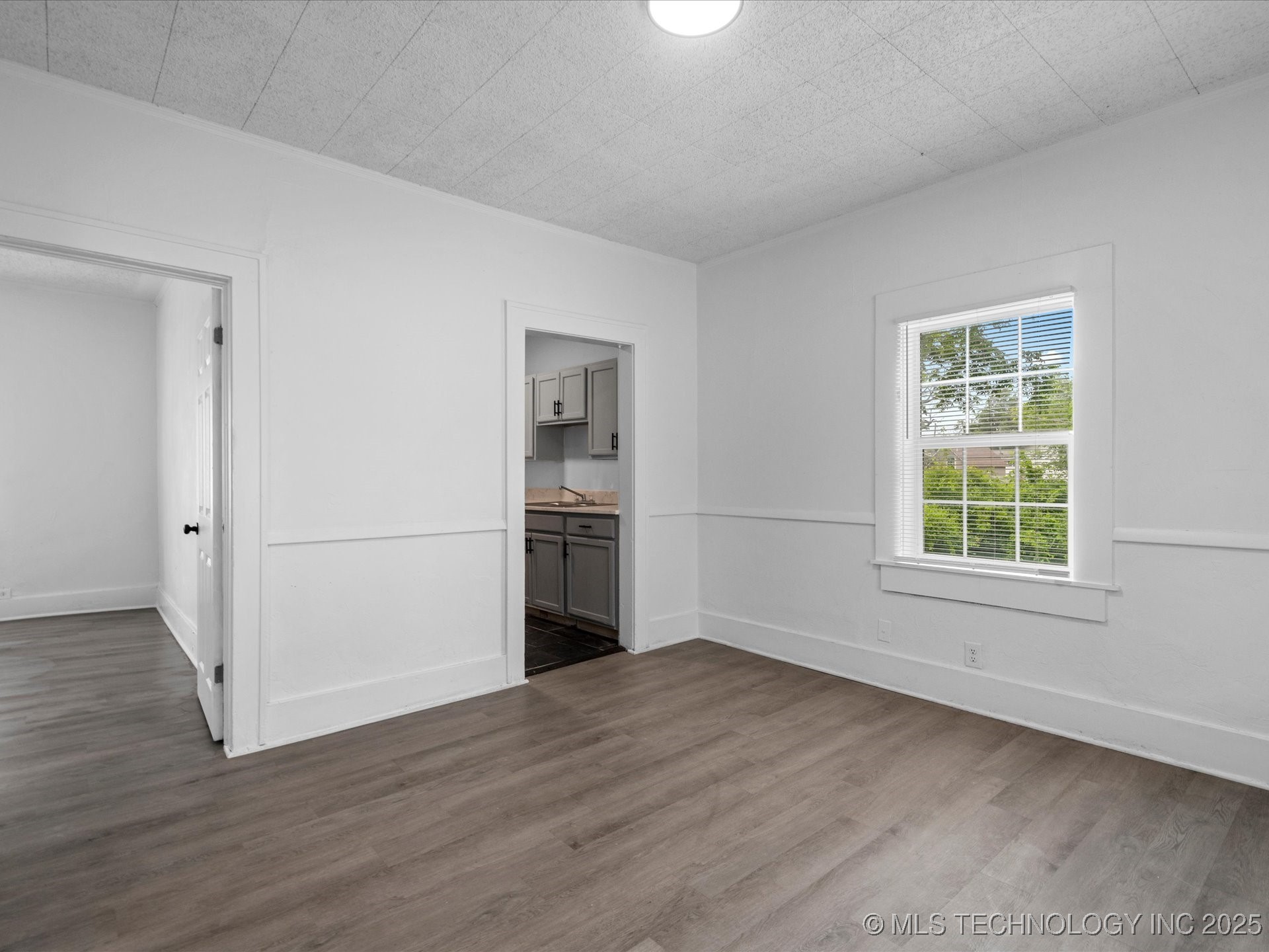 518 E 14th Property Photo 8