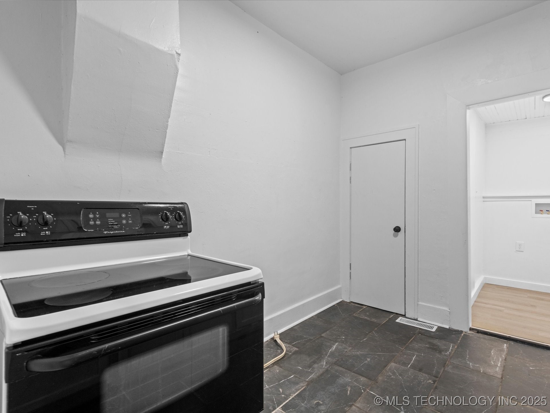 518 E 14th Property Photo 11