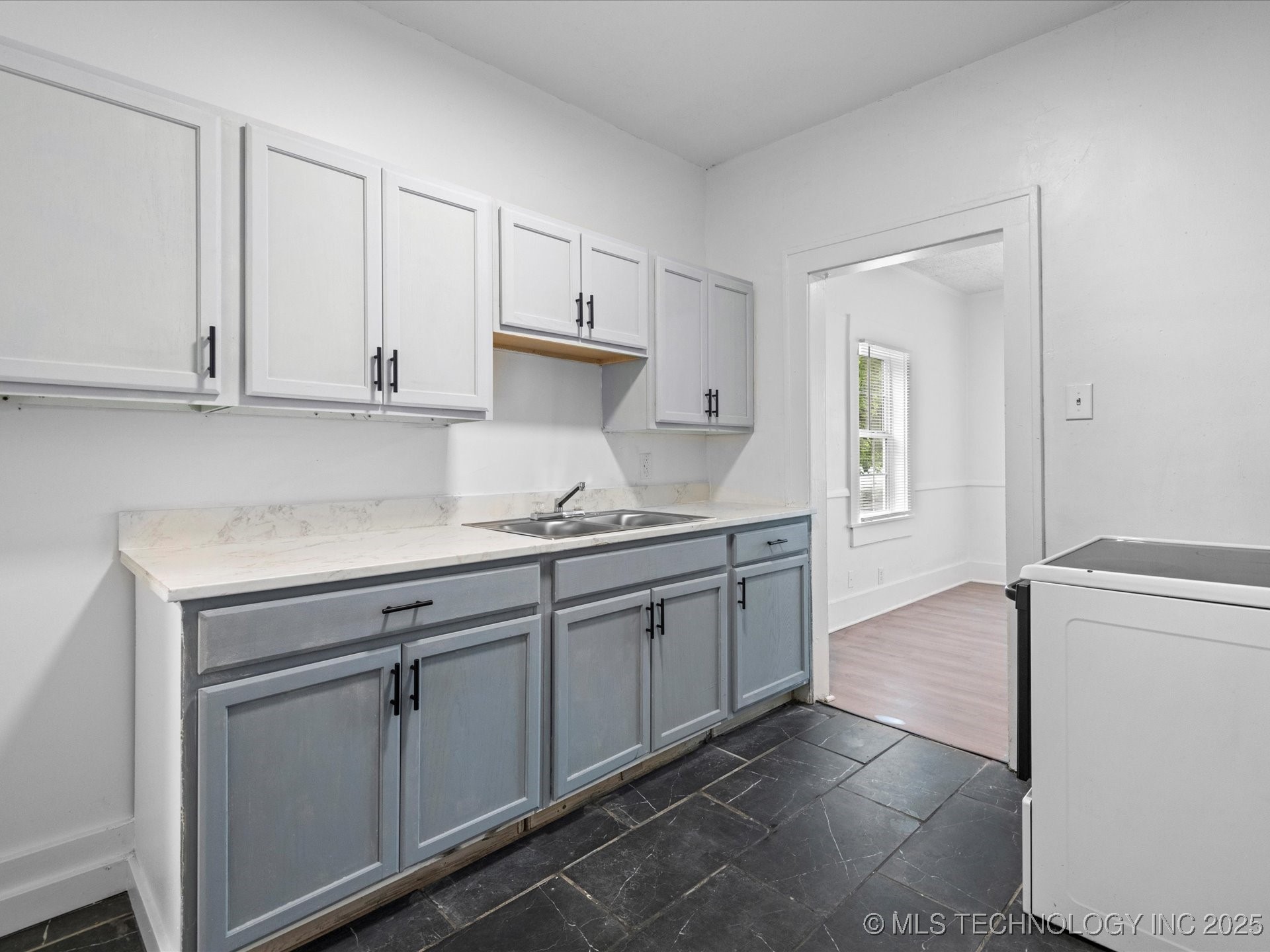 518 E 14th Property Photo 12