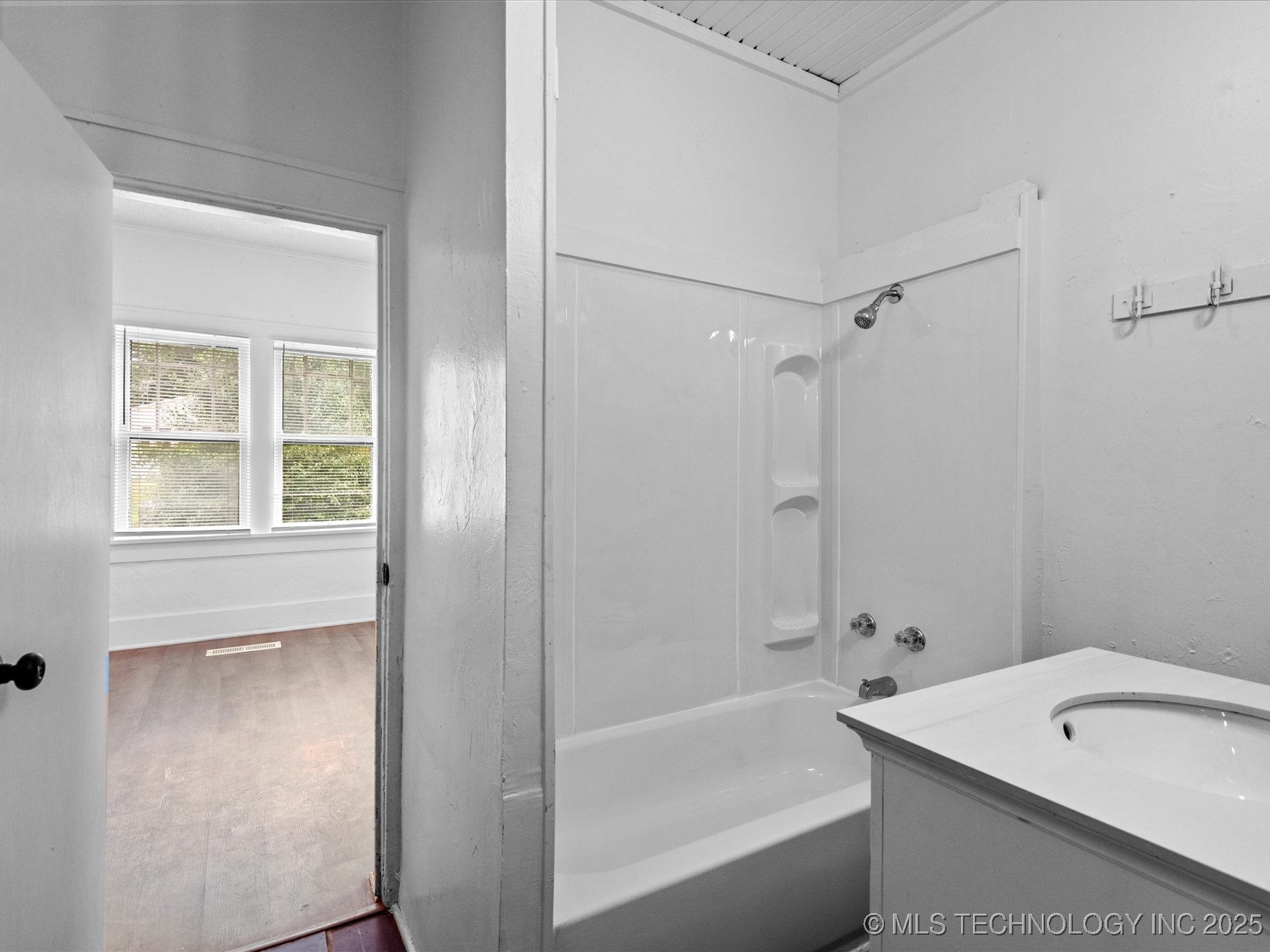 518 E 14th Property Photo 17