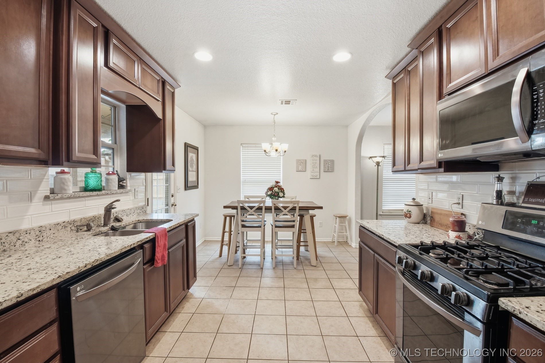 10003 N 103rd East Avenue Property Photo 11