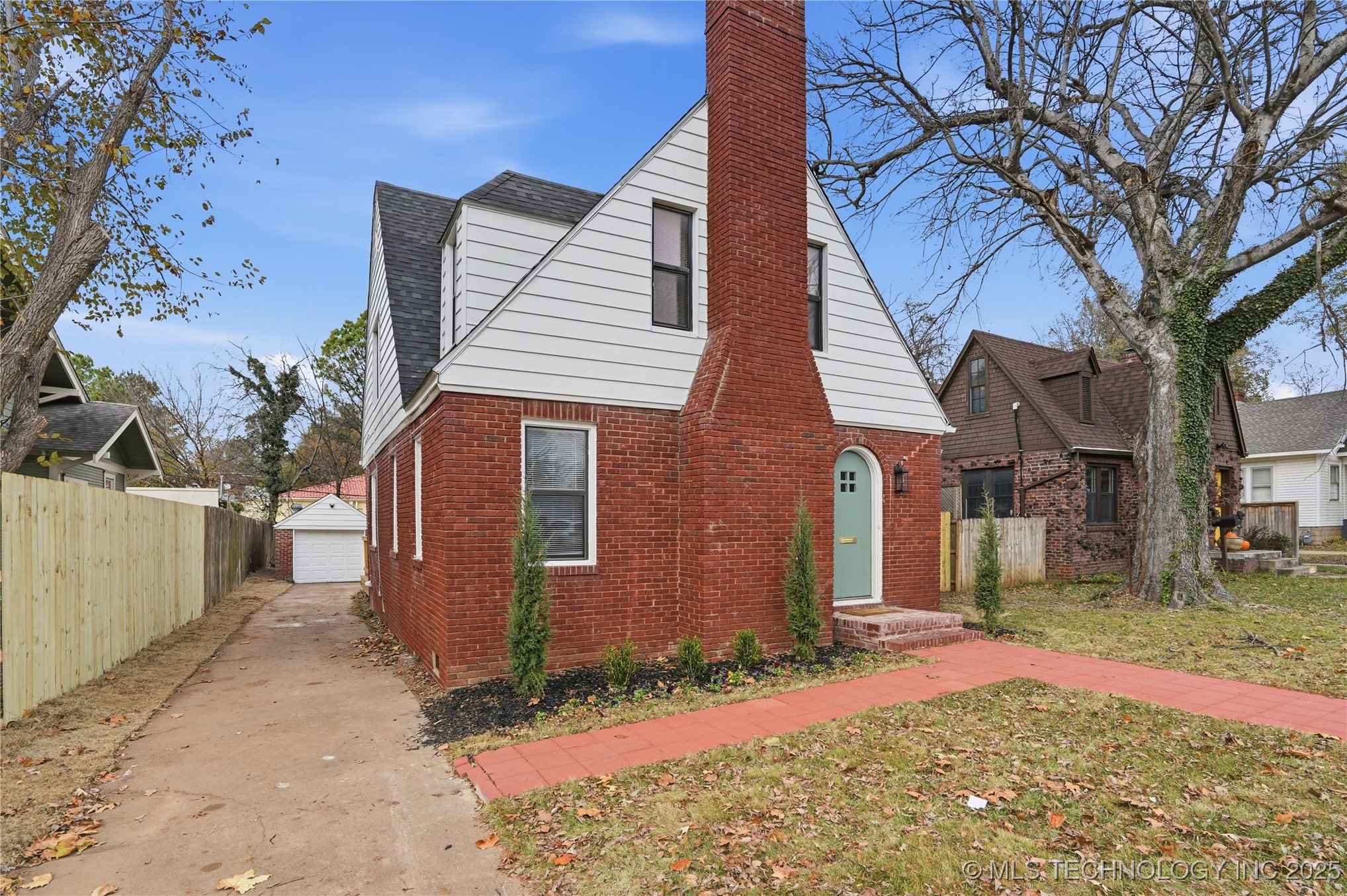 1628 S Victor Avenue Property Photo 3