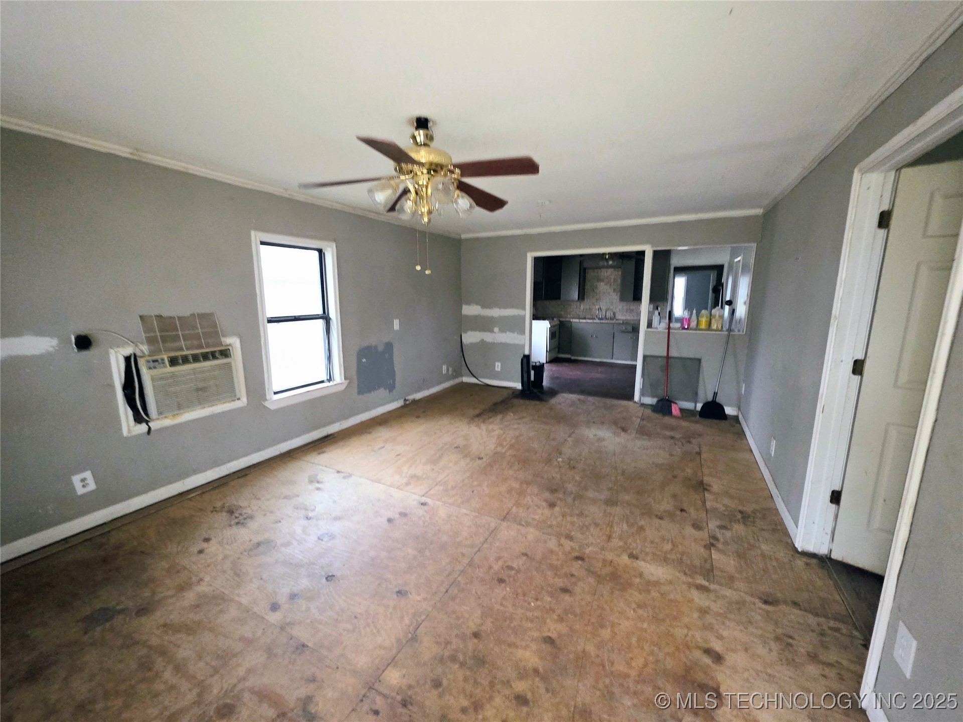 114 E Elm Street Property Photo 2