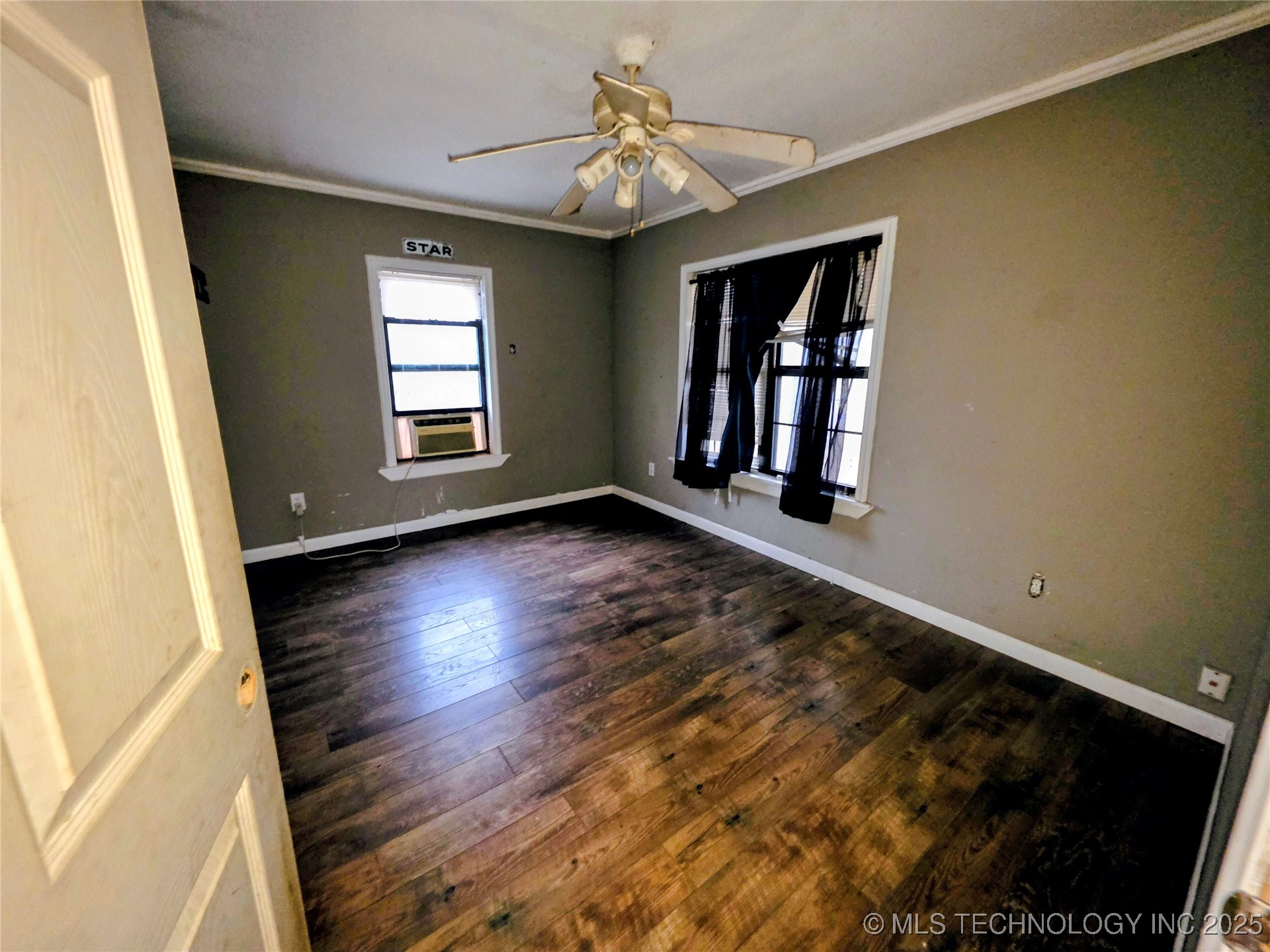 114 E Elm Street Property Photo 3