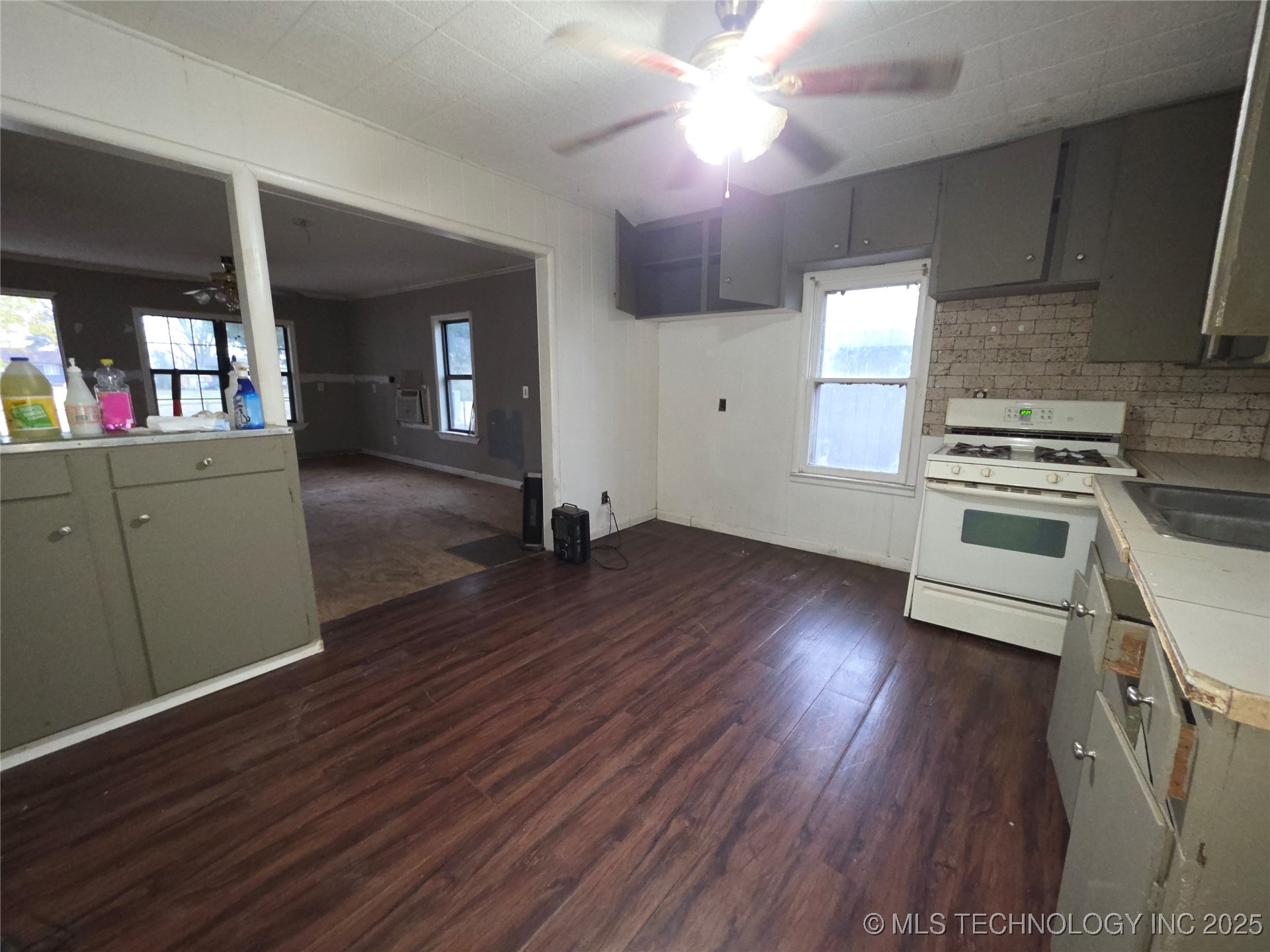 114 E Elm Street Property Photo 6