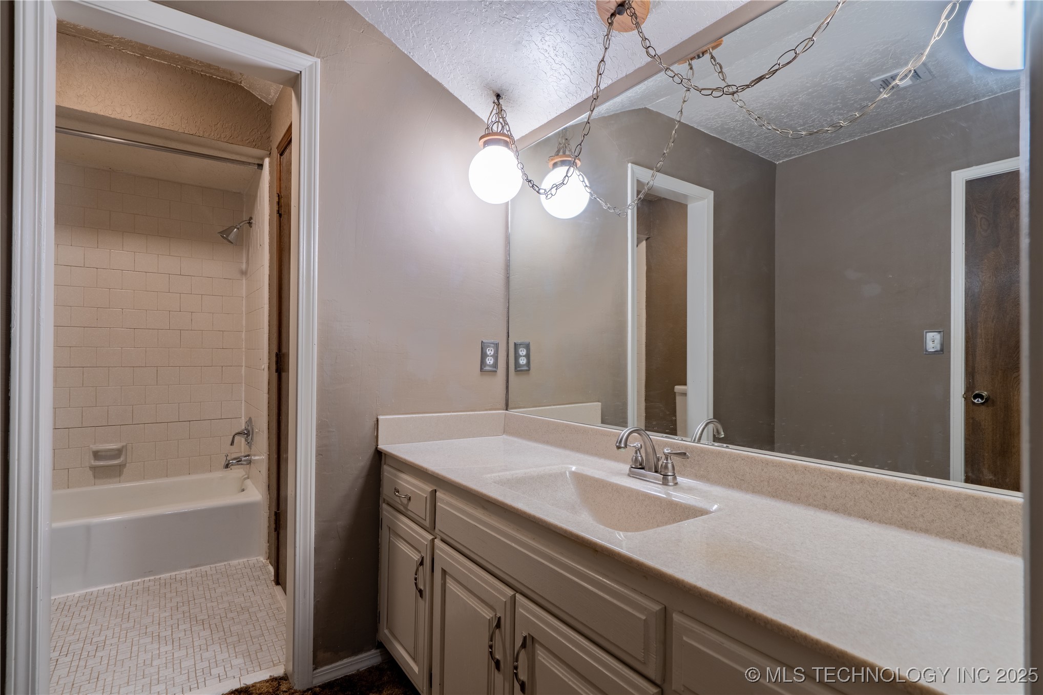 12424 S 185th Street Property Photo 9