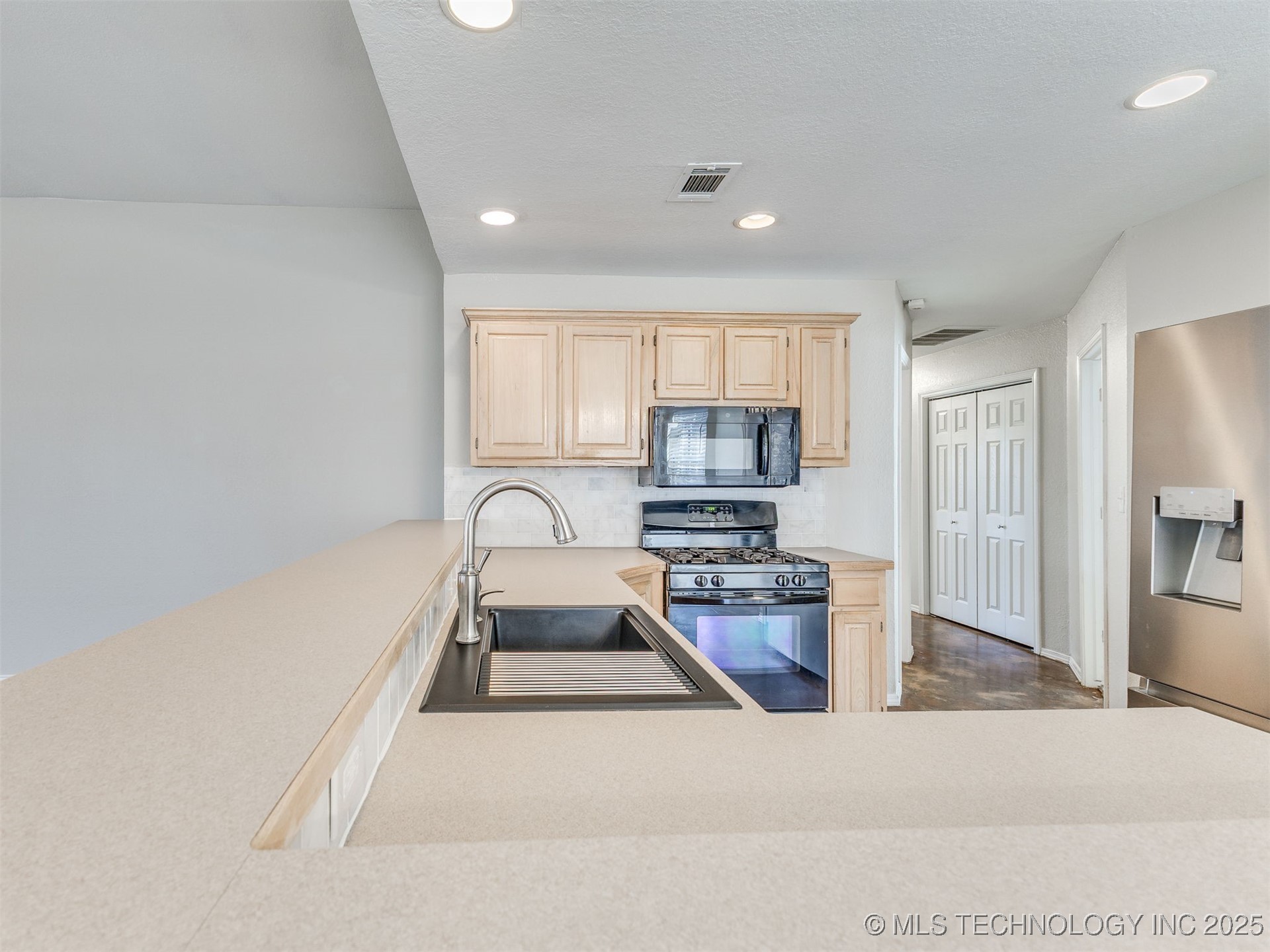 118 E 48th Street Property Photo 8