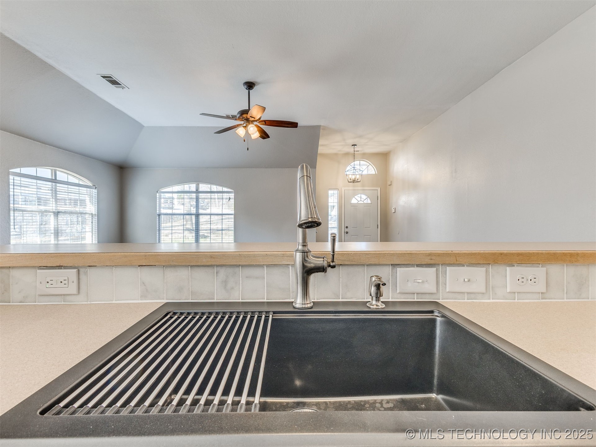 118 E 48th Street Property Photo 10