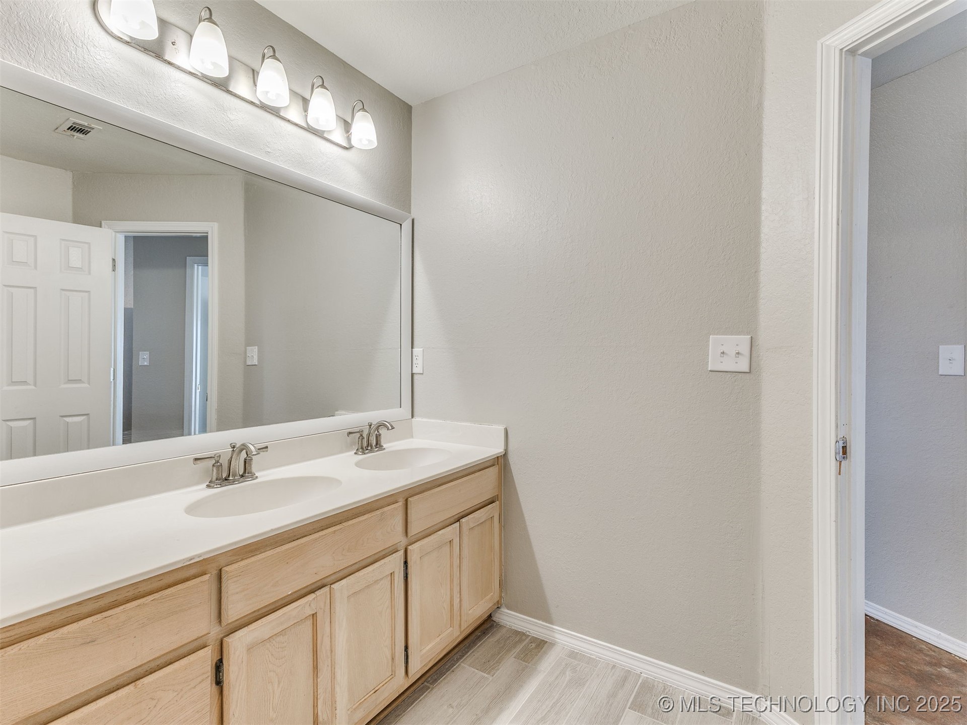 118 E 48th Street Property Photo 20