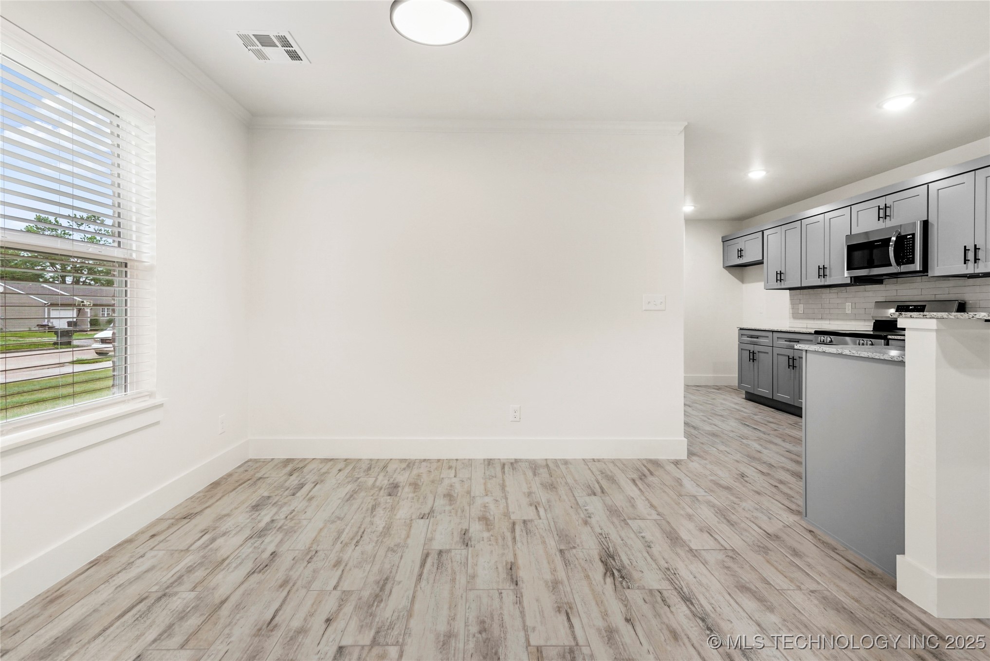 817 E 11th Street Property Photo 10