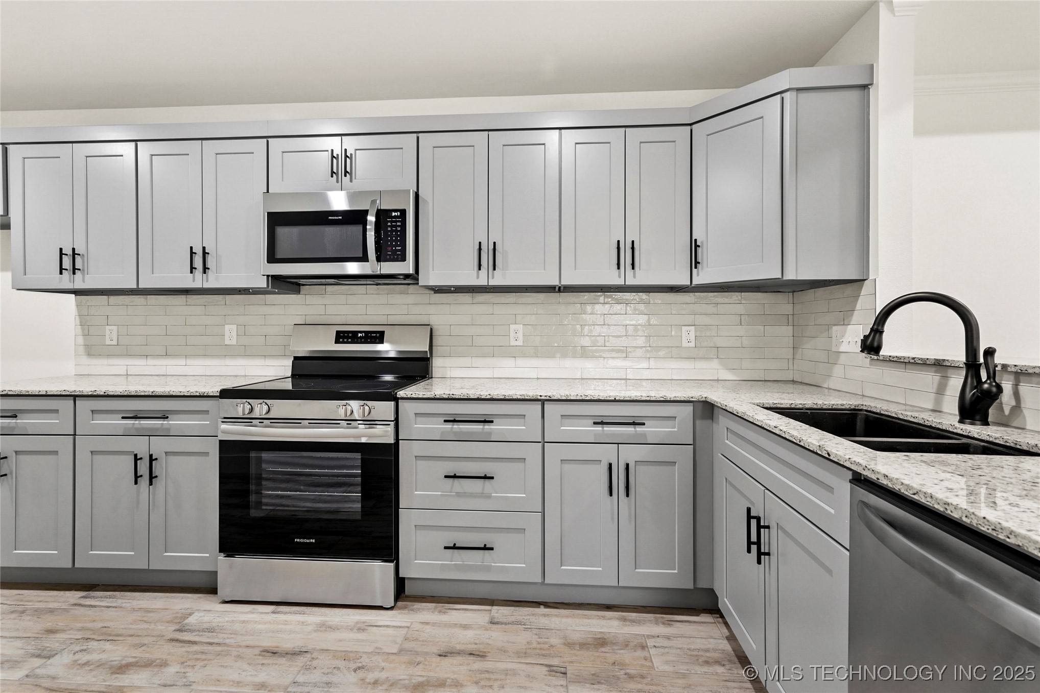 817 E 11th Street Property Photo 12