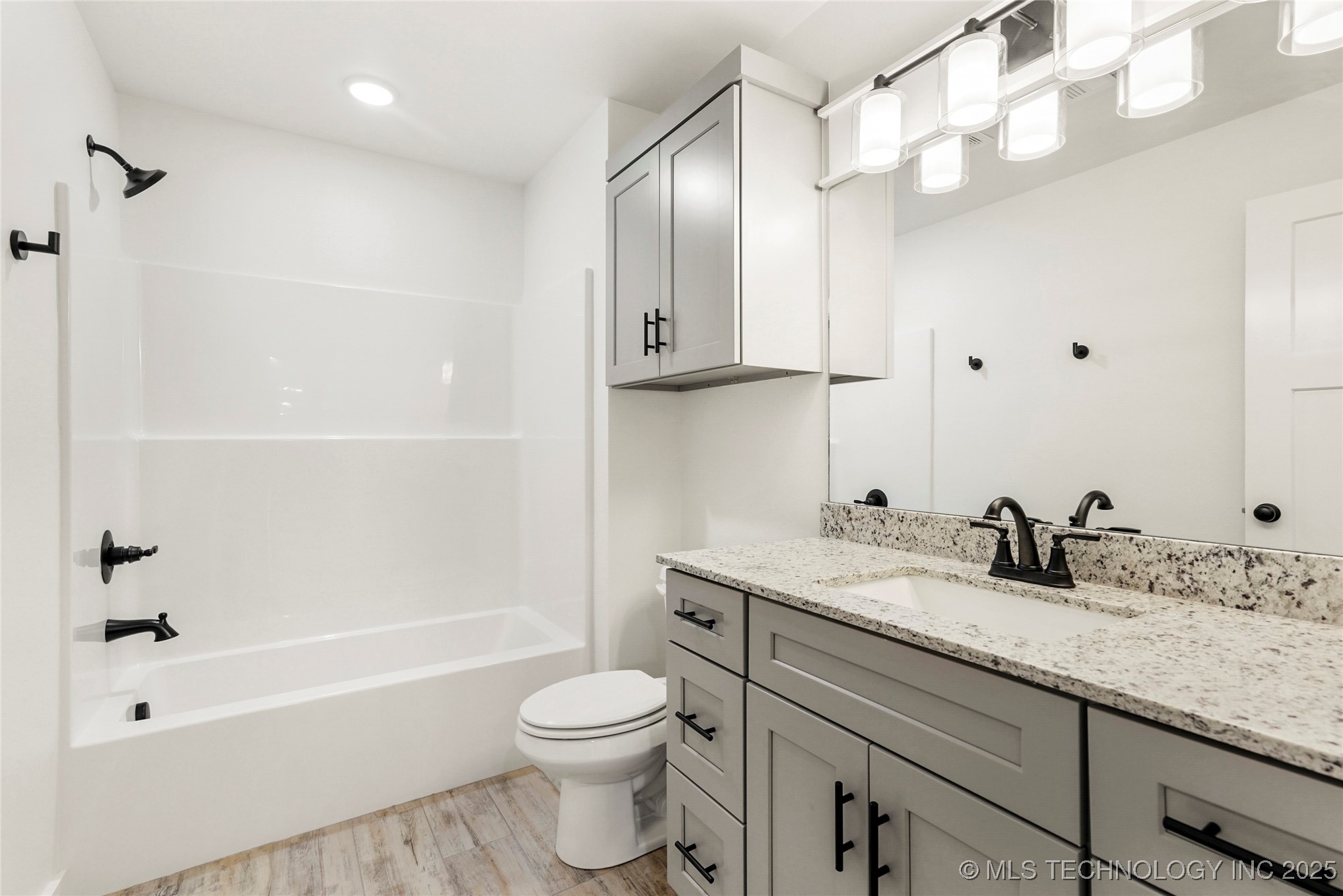 821 E 11th Street Property Photo 16