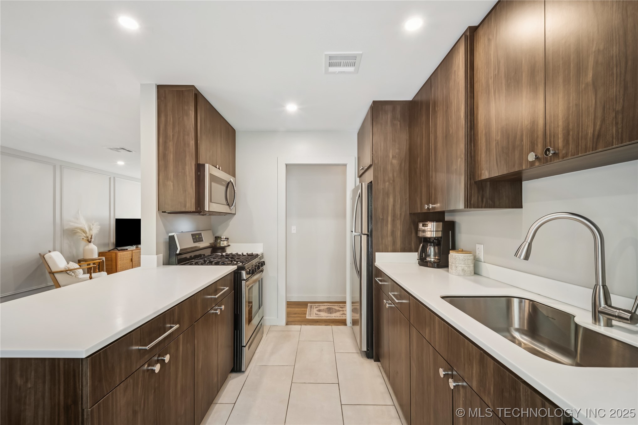 2818 S Pittsburg Avenue Property Photo 8