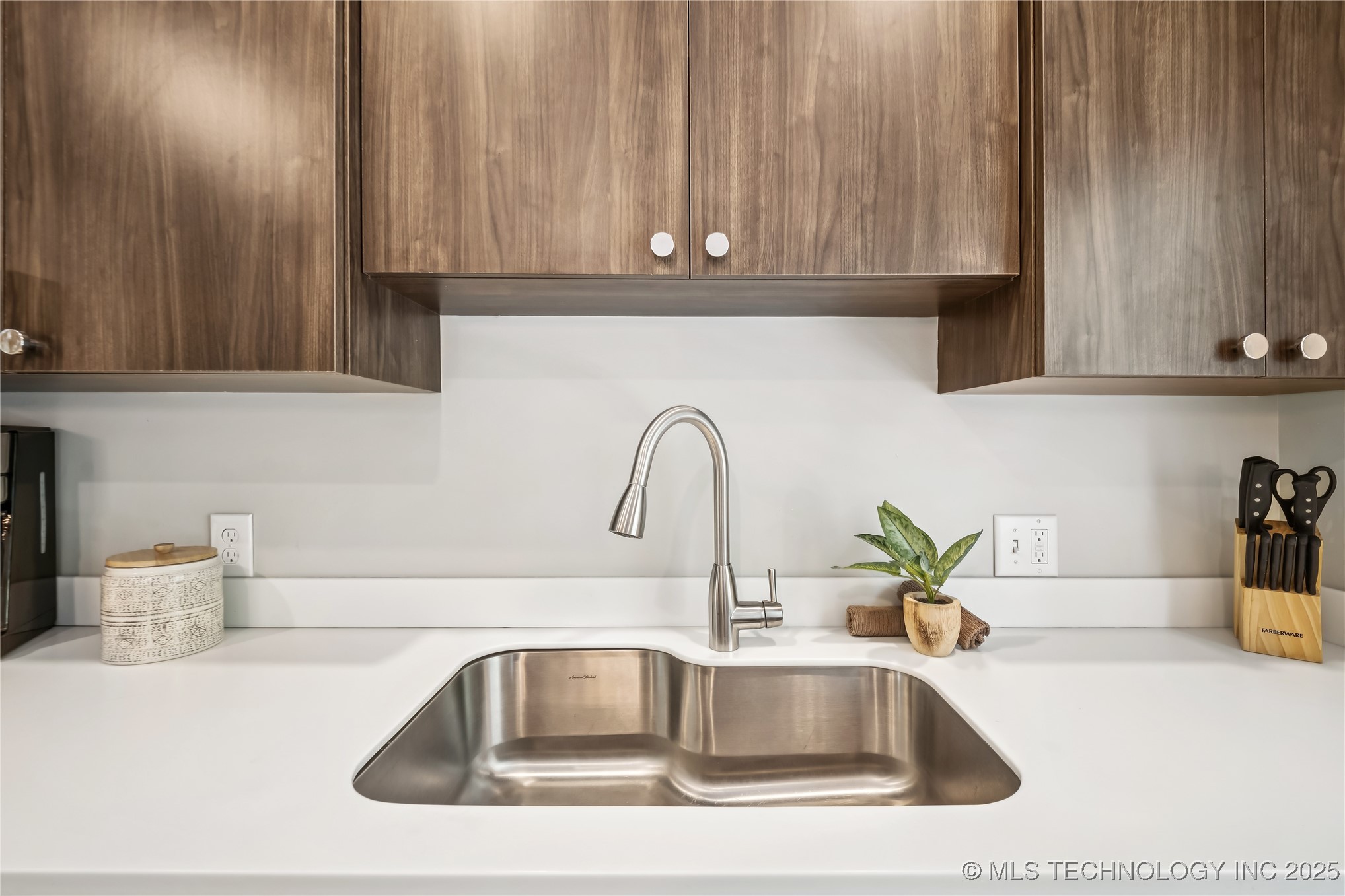 2818 S Pittsburg Avenue Property Photo 9