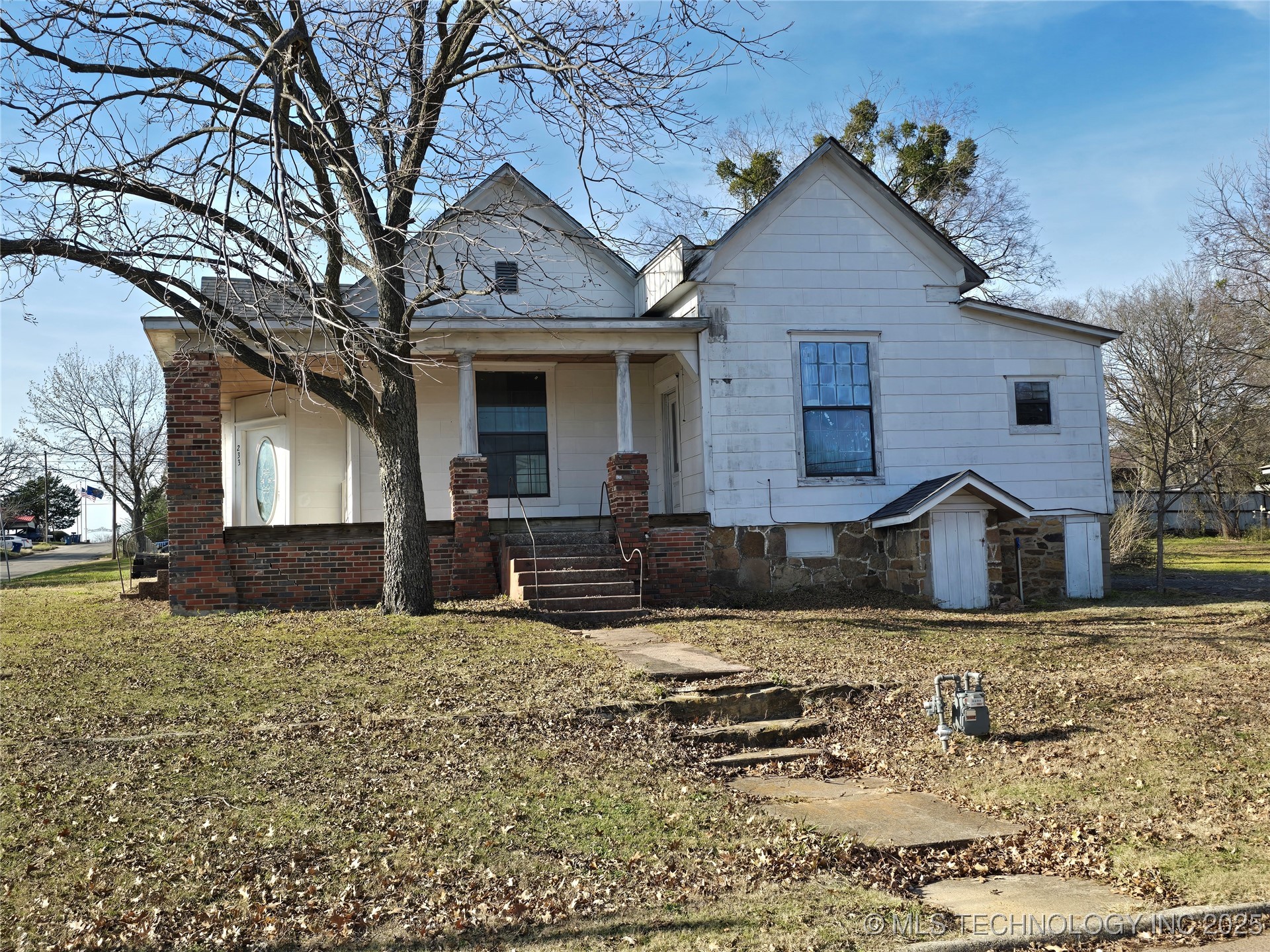 233 W 3rd Property Photo 1