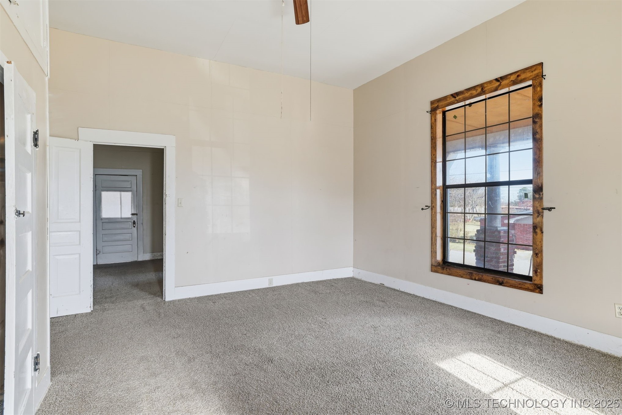 233 W 3rd Property Photo 9