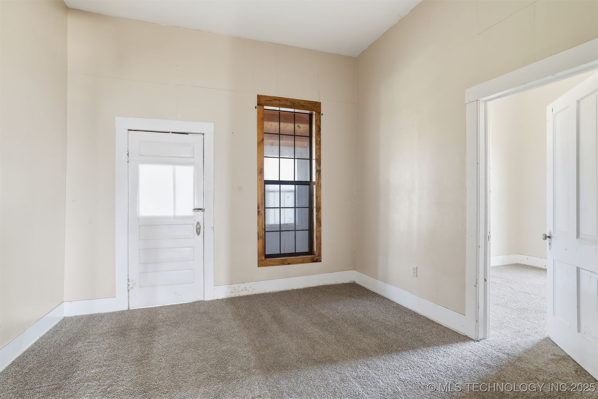 233 W 3rd Property Photo 10