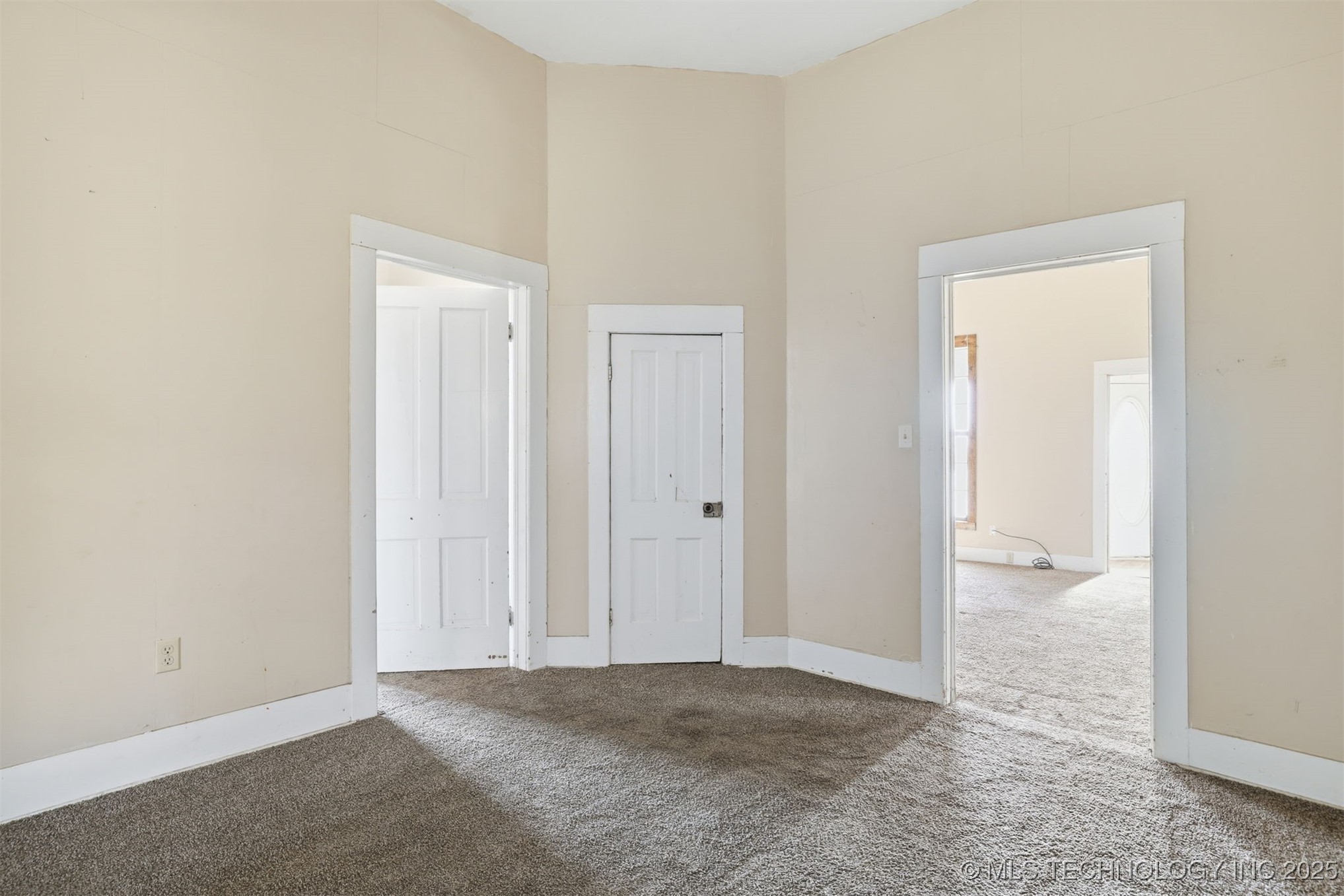 233 W 3rd Property Photo 11