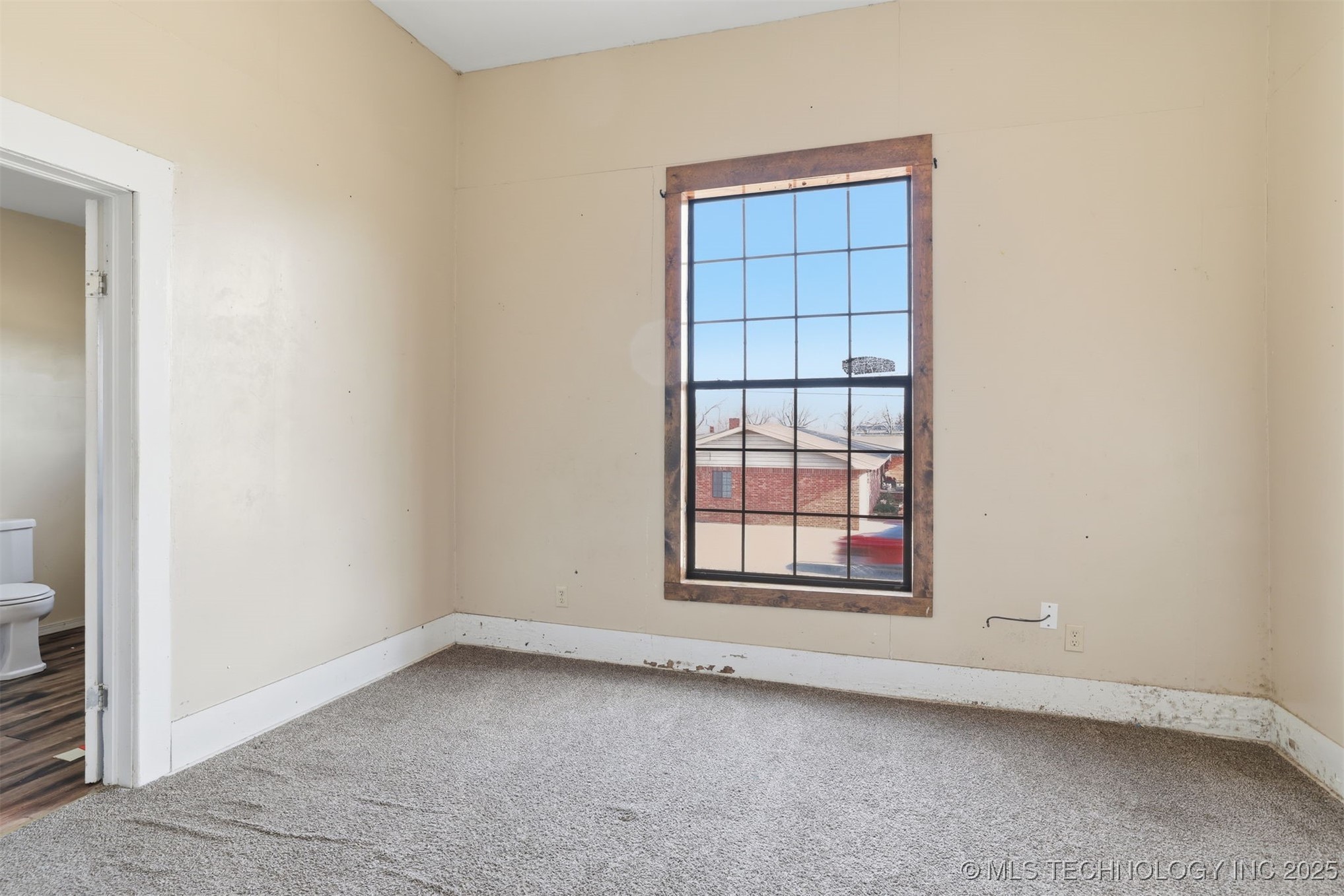 233 W 3rd Property Photo 12