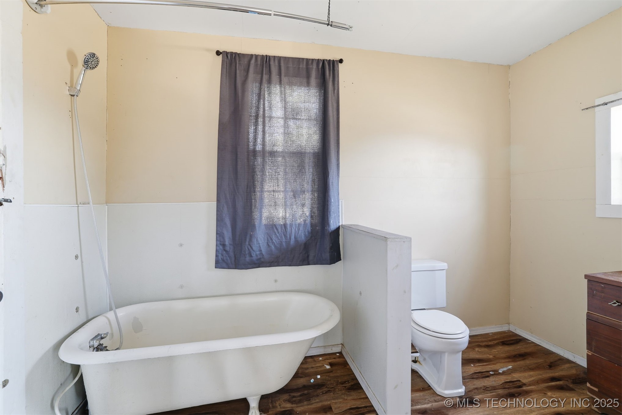 233 W 3rd Property Photo 14