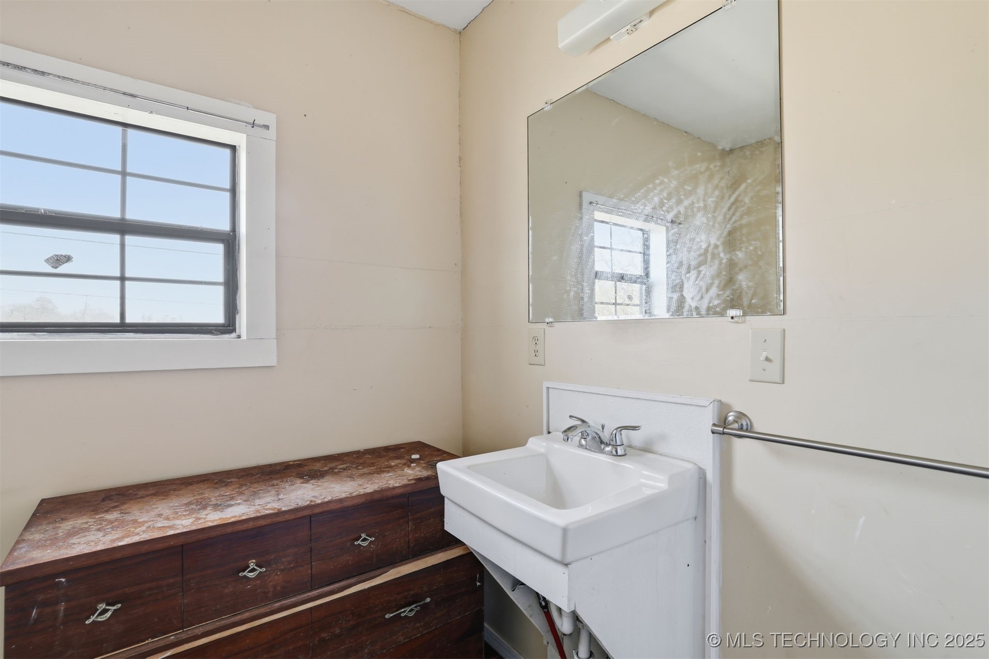 233 W 3rd Property Photo 15