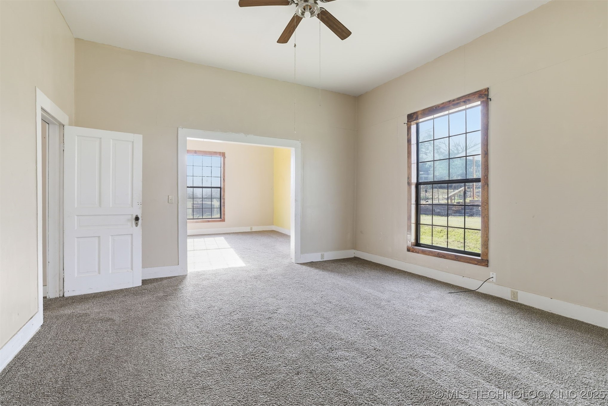 233 W 3rd Property Photo 17