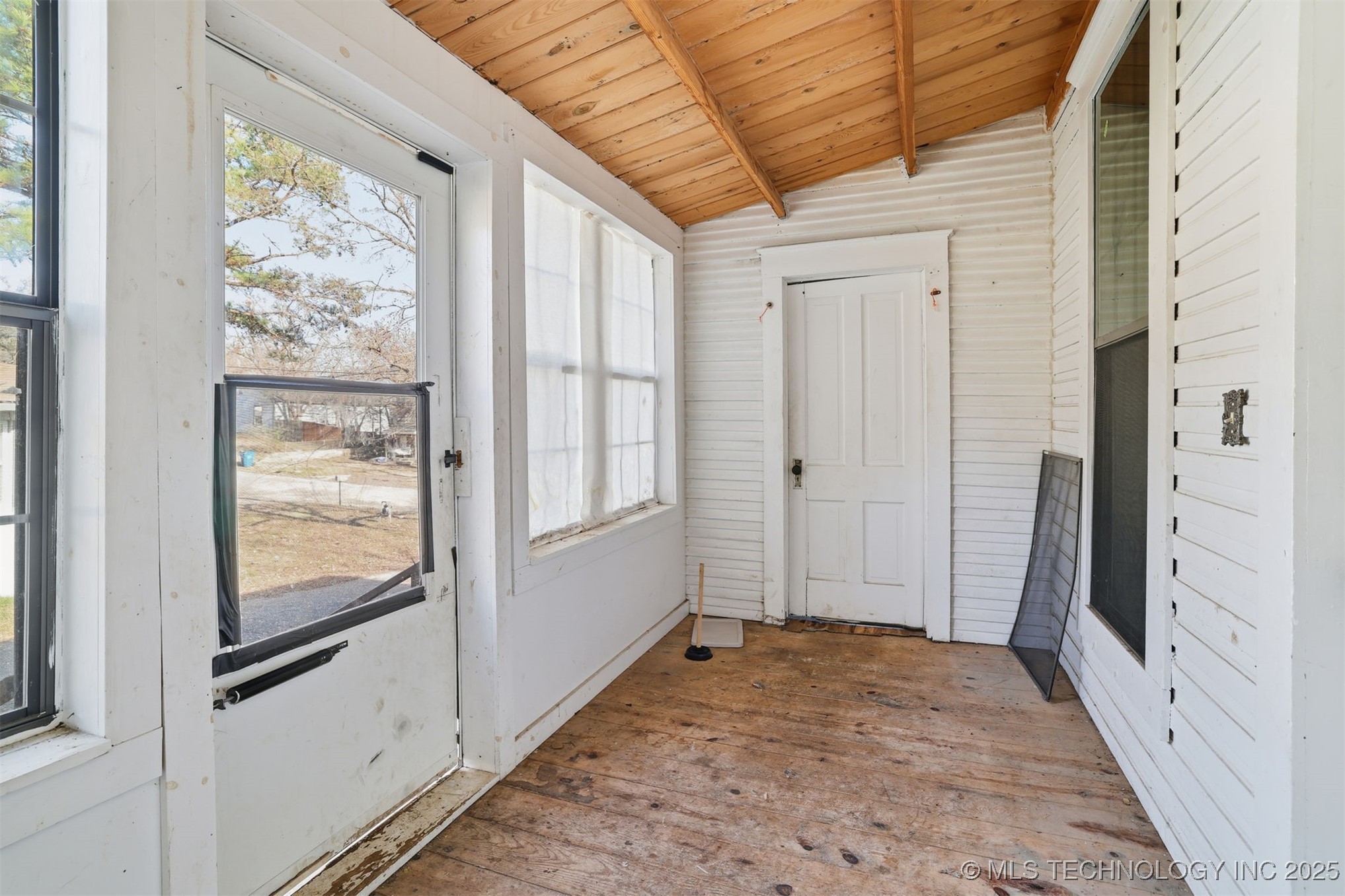 233 W 3rd Property Photo 18