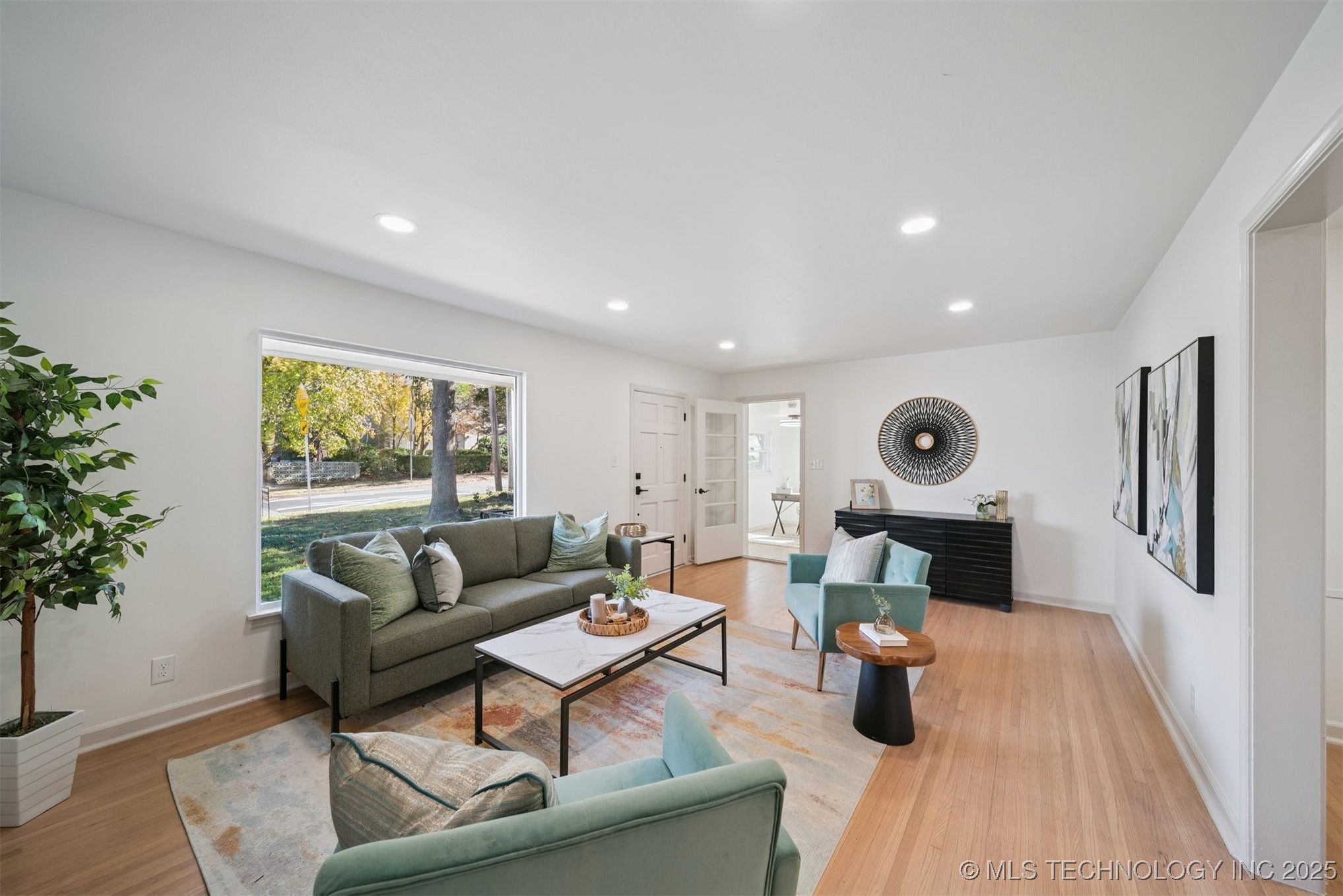 2140 S Columbia Avenue Property Photo 5