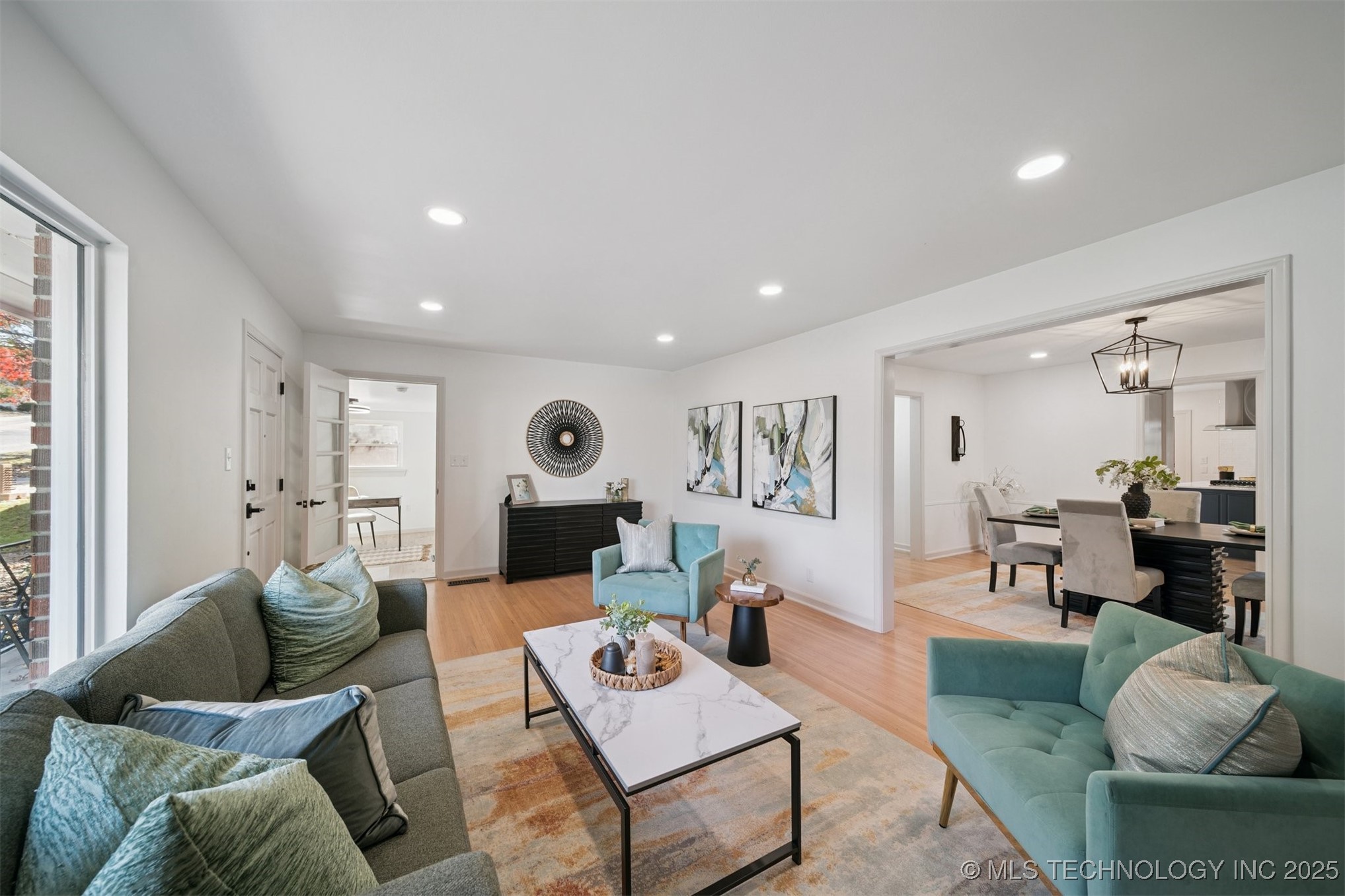 2140 S Columbia Avenue Property Photo 6