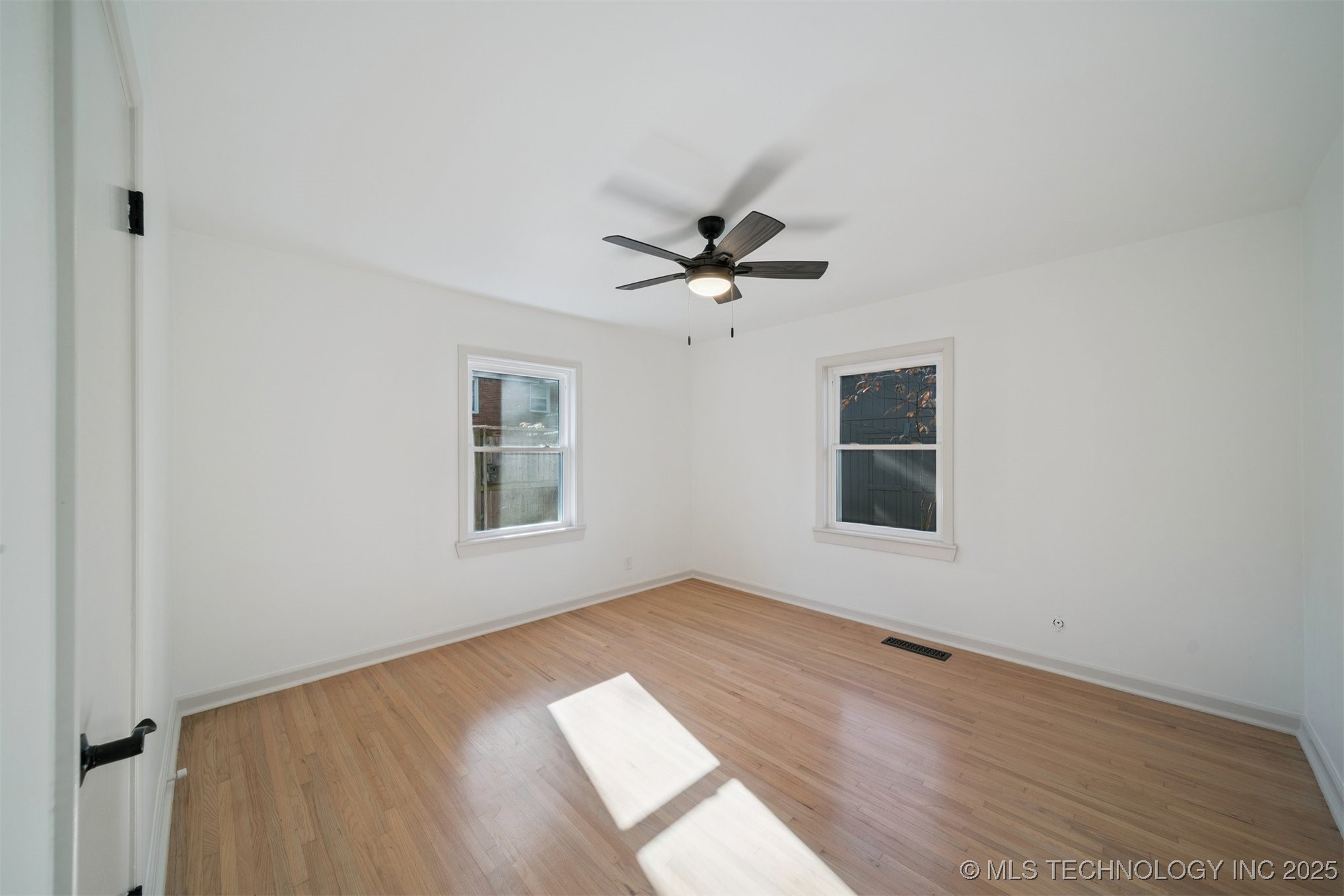 2140 S Columbia Avenue Property Photo 17