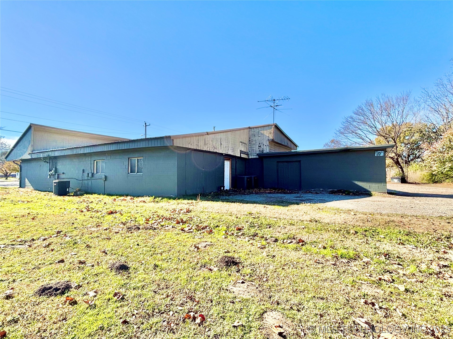 809 E Main Property Photo 7