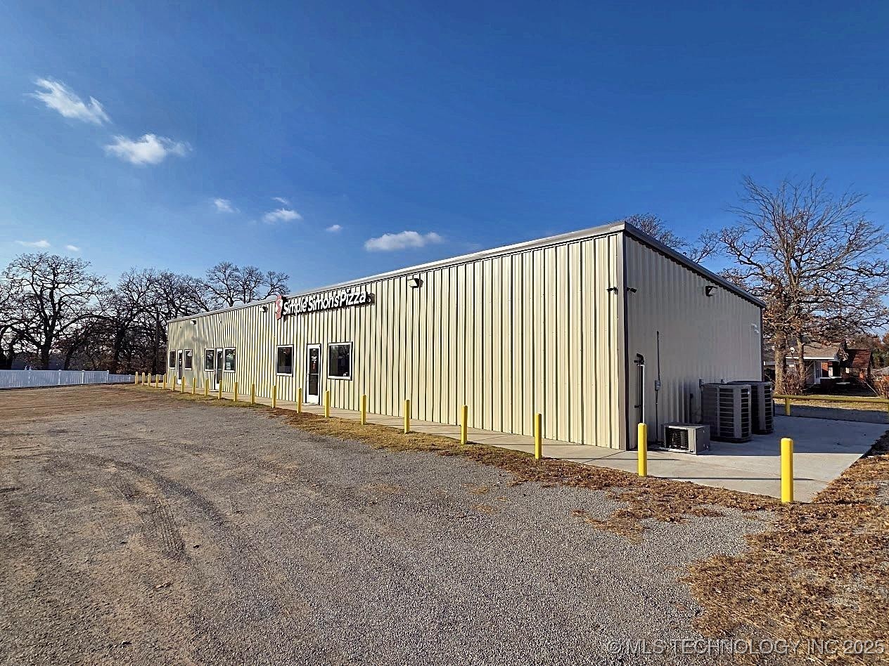 301 N F Street Property Photo 3