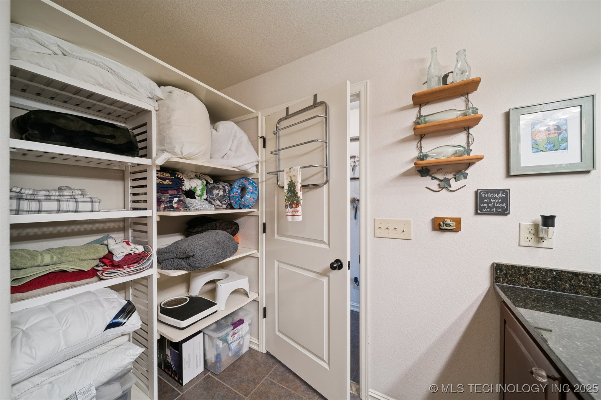 2251 S Osage Avenue Property Photo 9