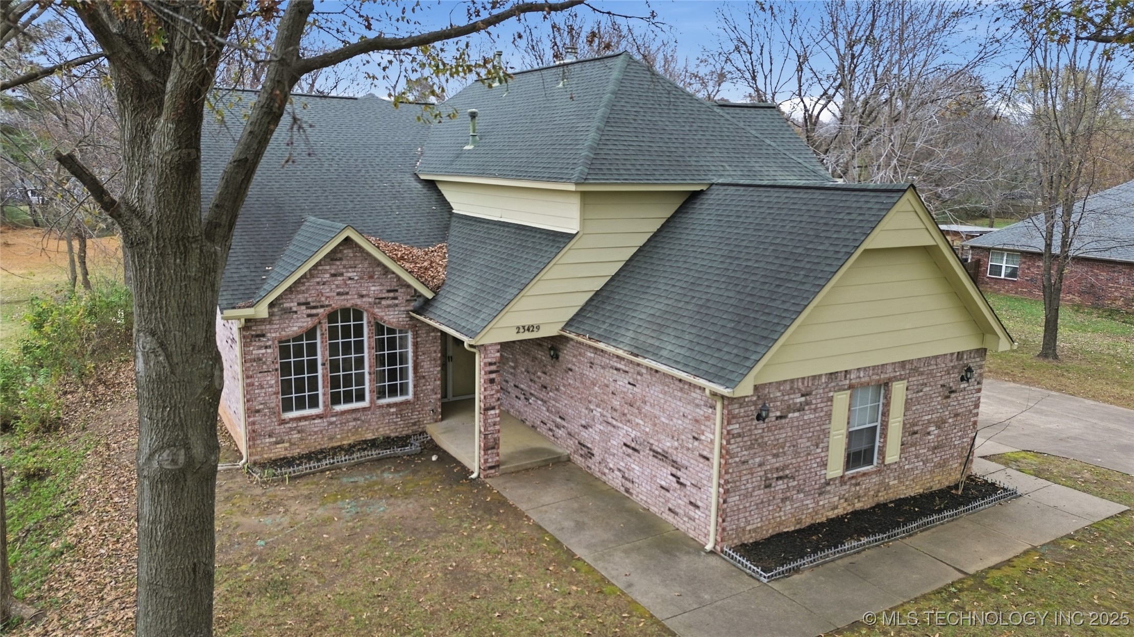 23429 King Street Property Photo 3