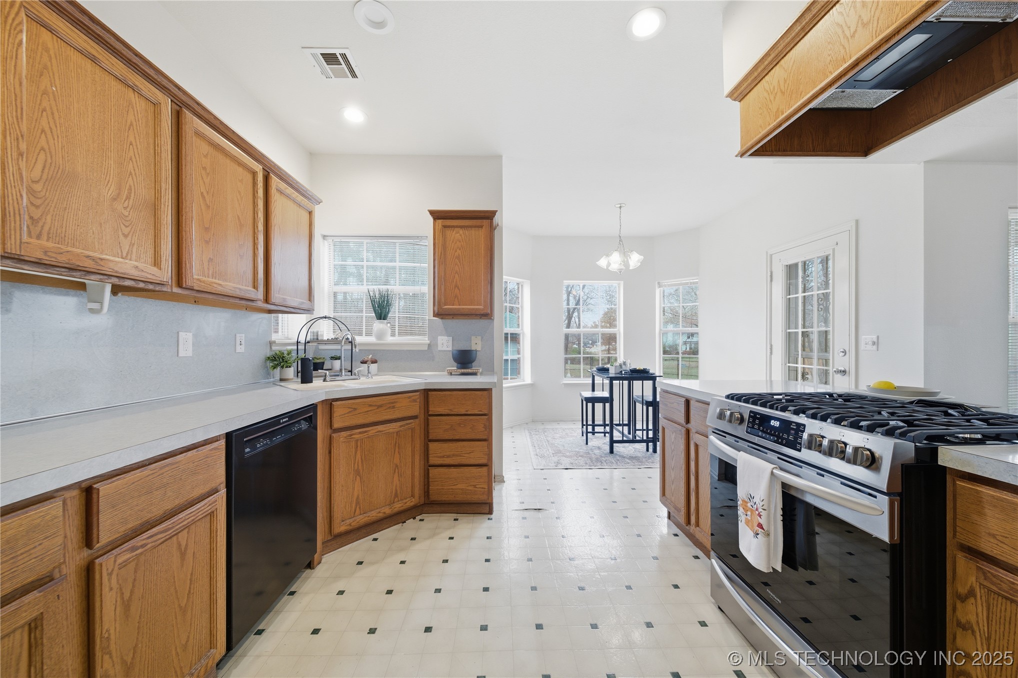 23429 King Street Property Photo 16