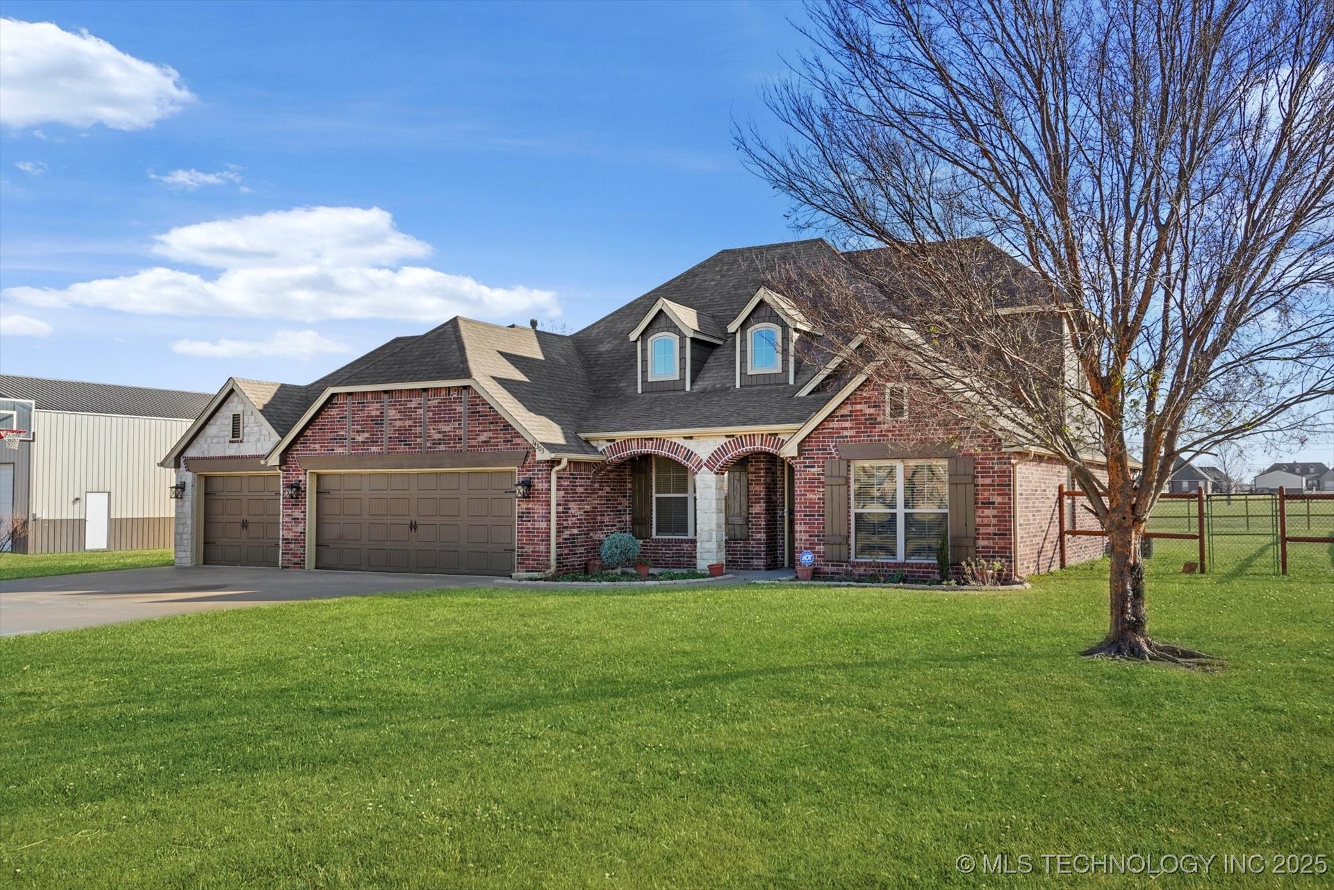 14303 N 35th East Avenue Property Photo 3