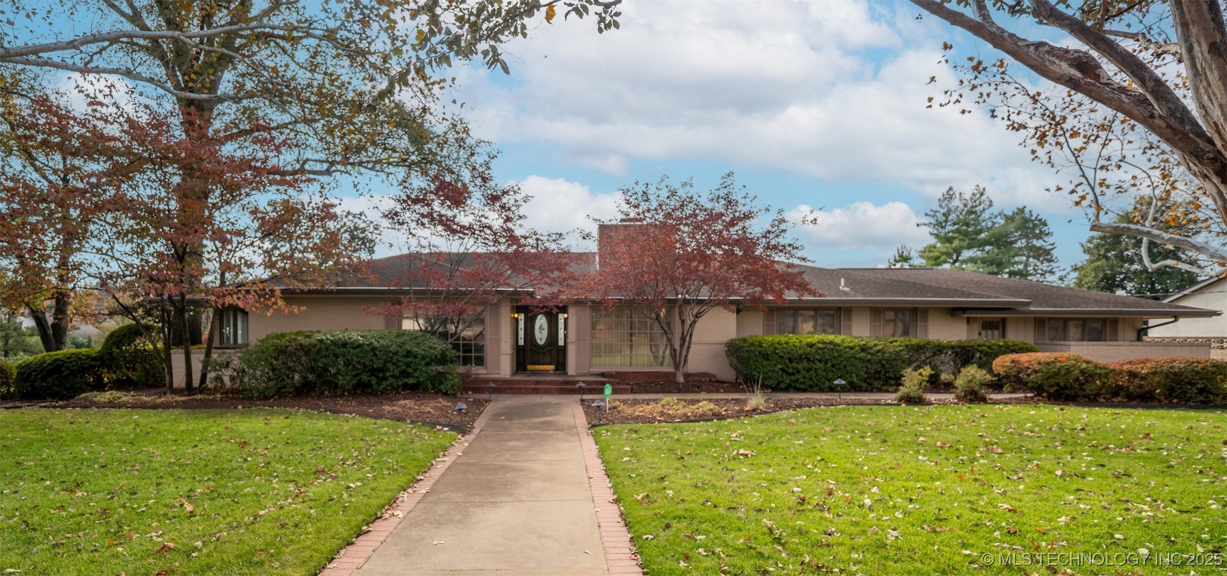 2430 E 38th Street S Property Photo 1