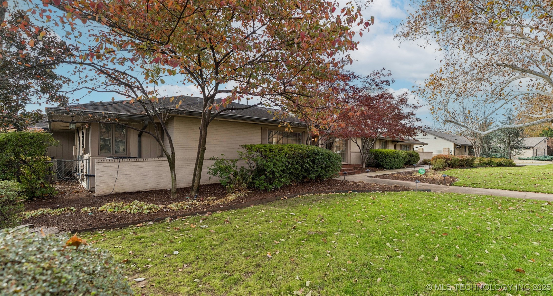 2430 E 38th Street S Property Photo 2